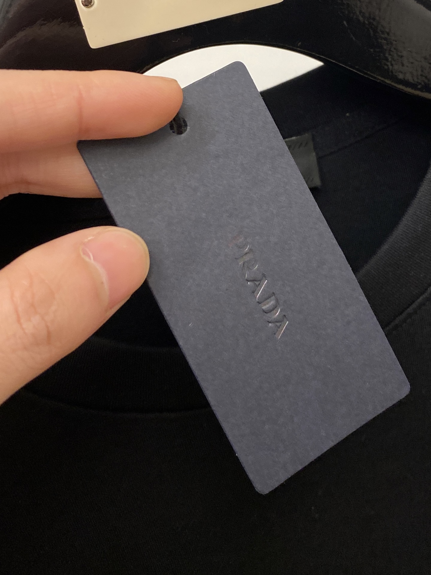 🌾退换！ 普拉达、2025新品长袖卫衣，帅气时尚，胸前五金装饰三角标logo，简约百搭款。面料棉 不仅挺