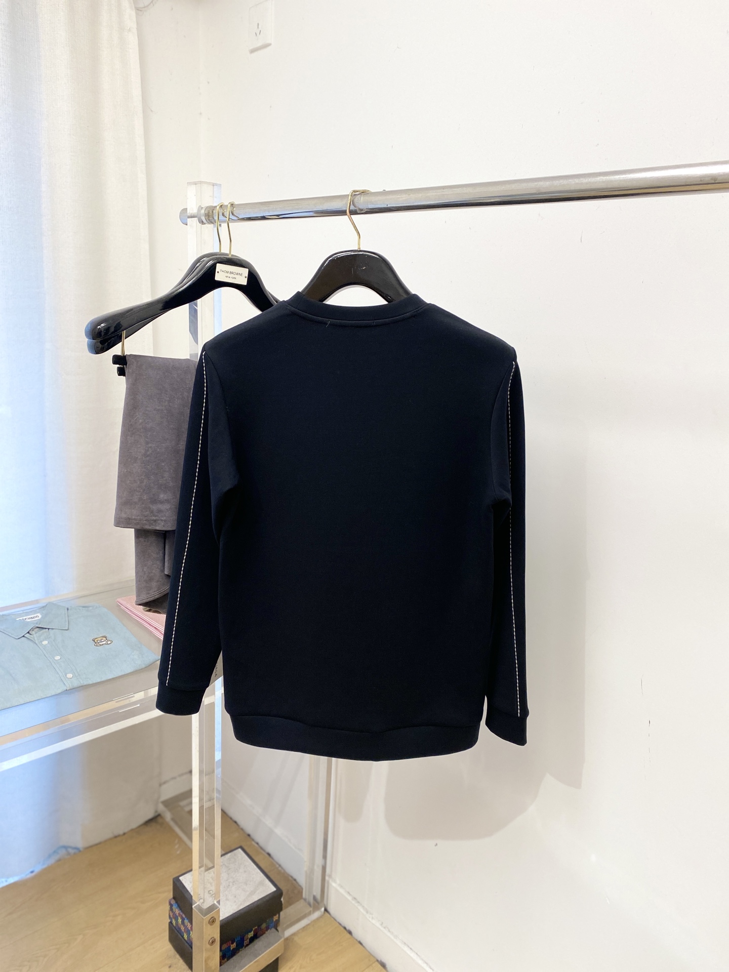 🌾退换！ 普拉达、2025新品长袖卫衣，帅气时尚，胸前五金装饰三角标logo，简约百搭款。面料棉 不仅挺