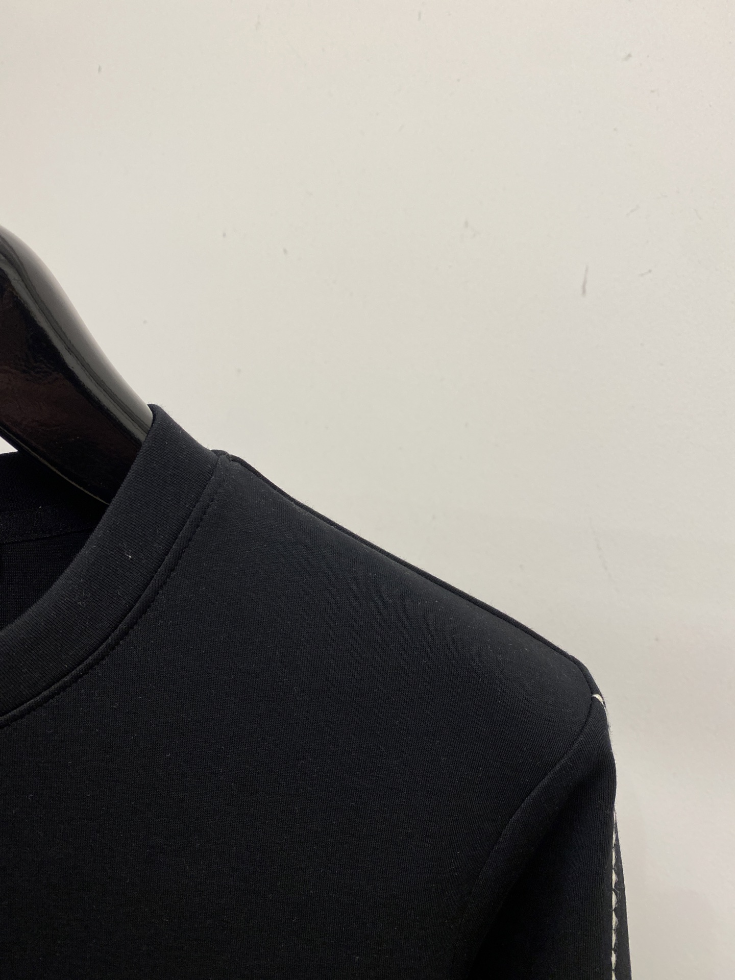 🌾退换！ 普拉达、2025新品长袖卫衣，帅气时尚，胸前五金装饰三角标logo，简约百搭款。面料棉 不仅挺