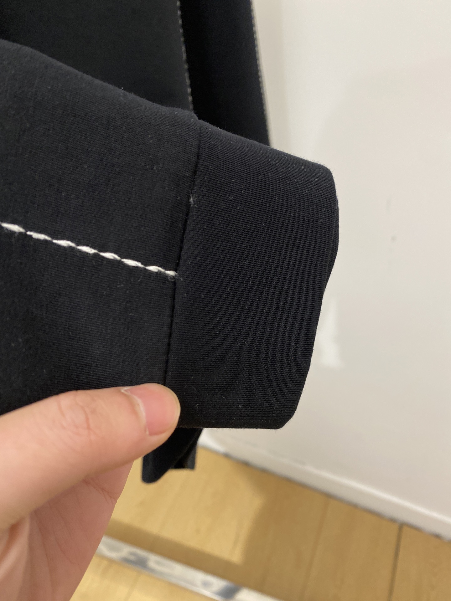 🌾退换！ 普拉达、2025新品长袖卫衣，帅气时尚，胸前五金装饰三角标logo，简约百搭款。面料棉 不仅挺