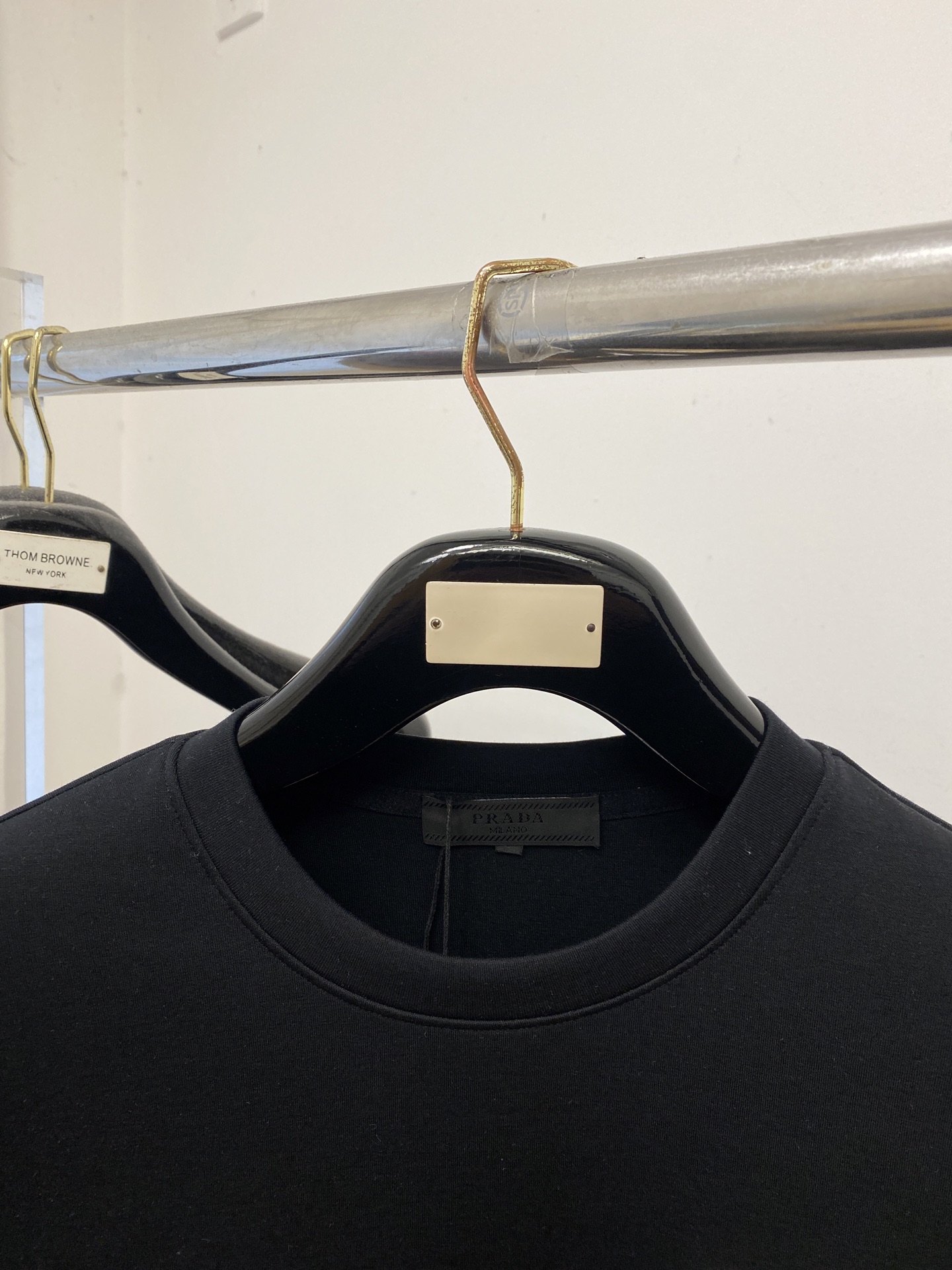 🌾退换！ 普拉达、2025新品长袖卫衣，帅气时尚，胸前五金装饰三角标logo，简约百搭款。面料棉 不仅挺