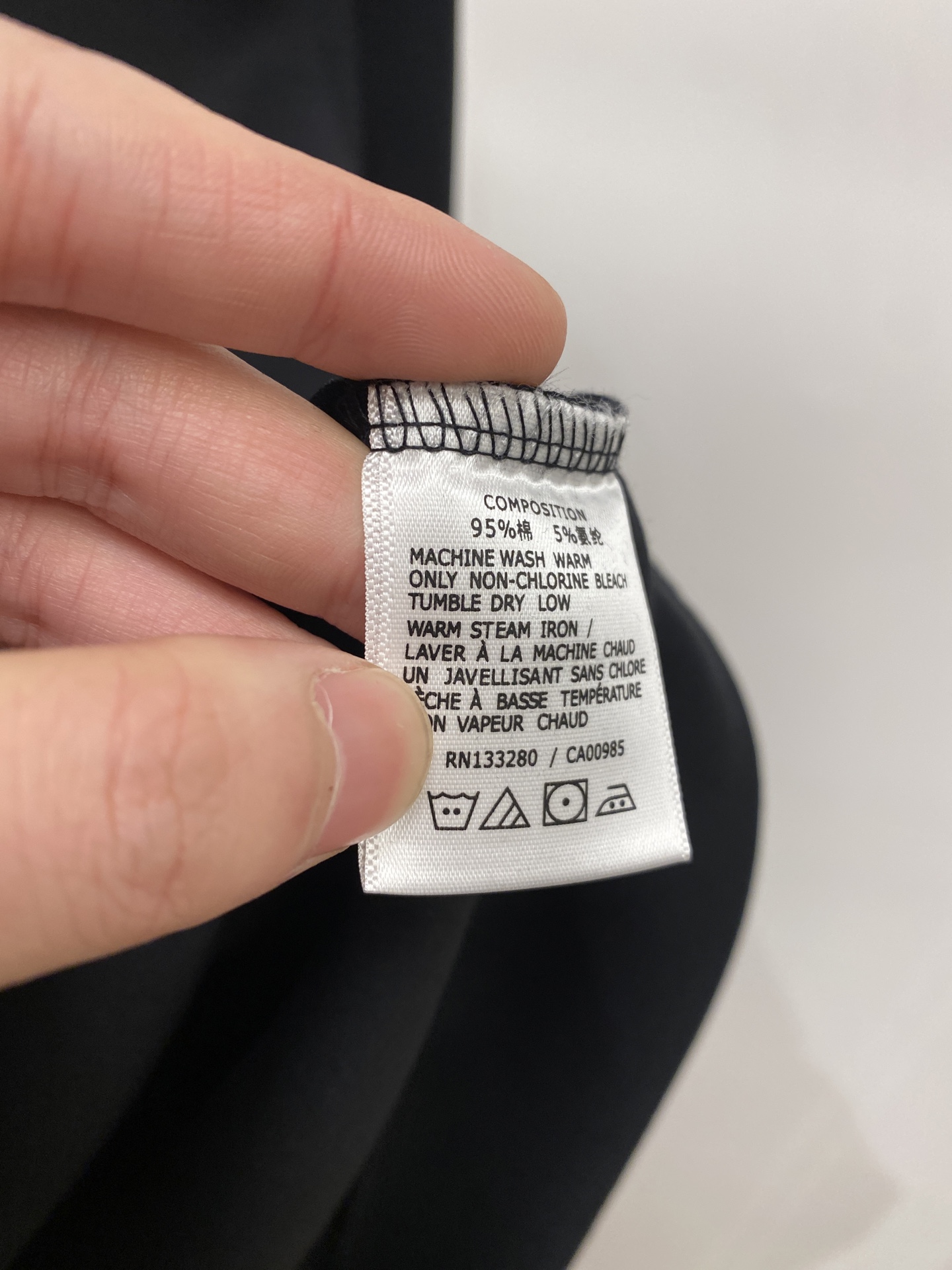 🌾退换！ 普拉达、2025新品长袖卫衣，帅气时尚，胸前五金装饰三角标logo，简约百搭款。面料棉 不仅挺