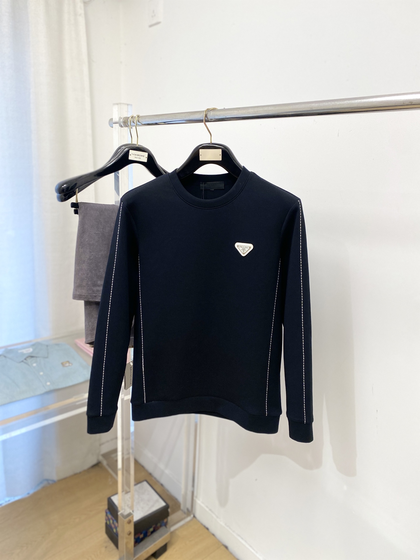 🌾退换！ 普拉达、2025新品长袖卫衣，帅气时尚，胸前五金装饰三角标logo，简约百搭款。面料棉 不仅挺