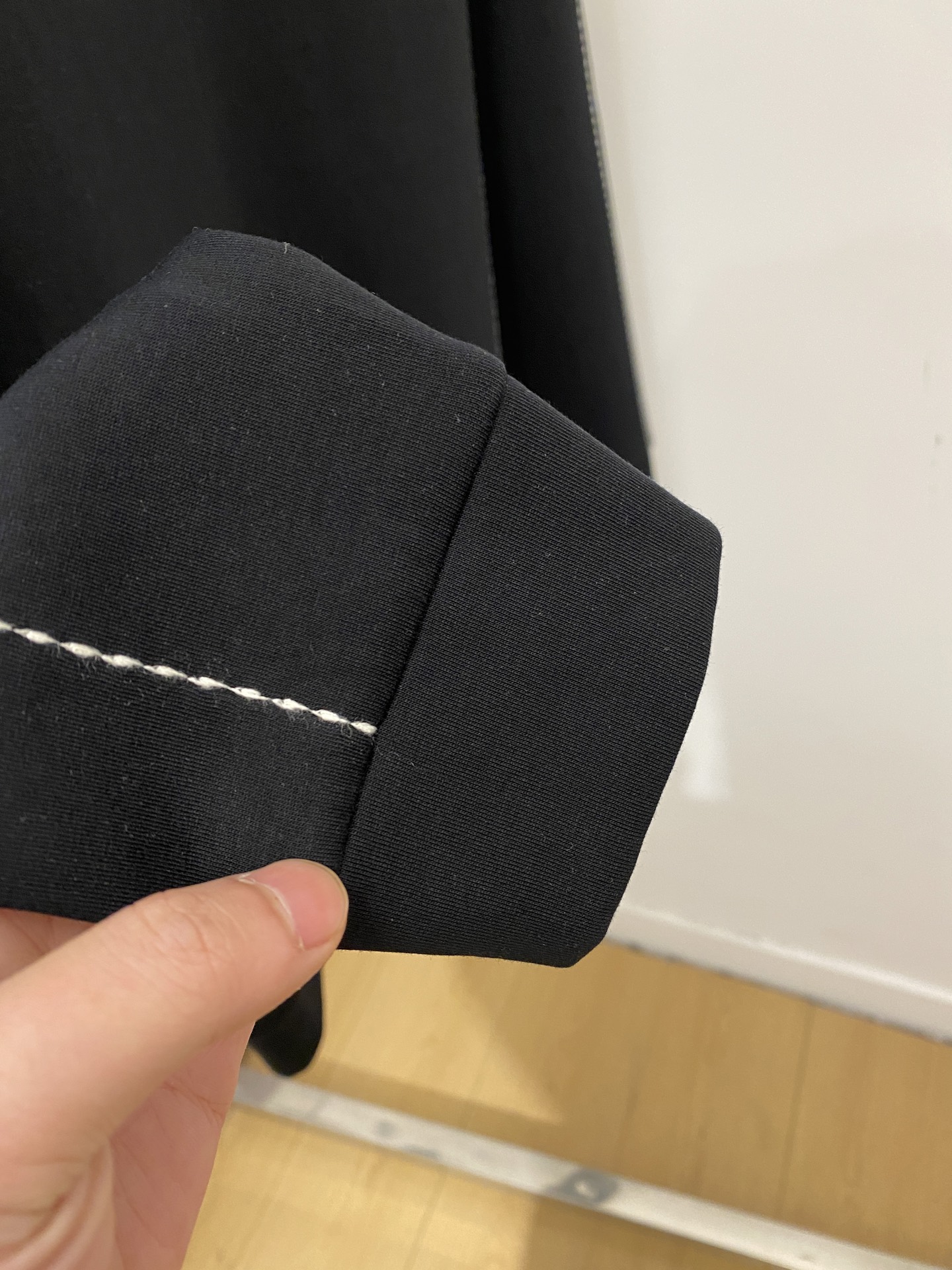 🌾退换！ 普拉达、2025新品长袖卫衣，帅气时尚，胸前五金装饰三角标logo，简约百搭款。面料棉 不仅挺