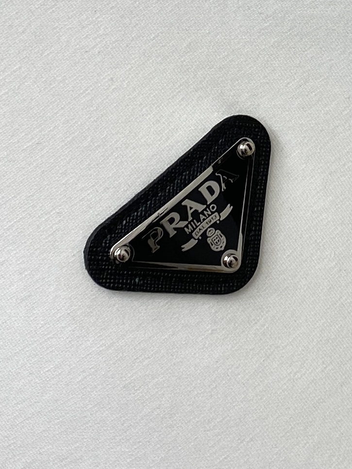 🌾退换！ 普拉达、2025新品长袖卫衣，帅气时尚，胸前五金装饰三角标logo，简约百搭款。面料棉 不仅挺