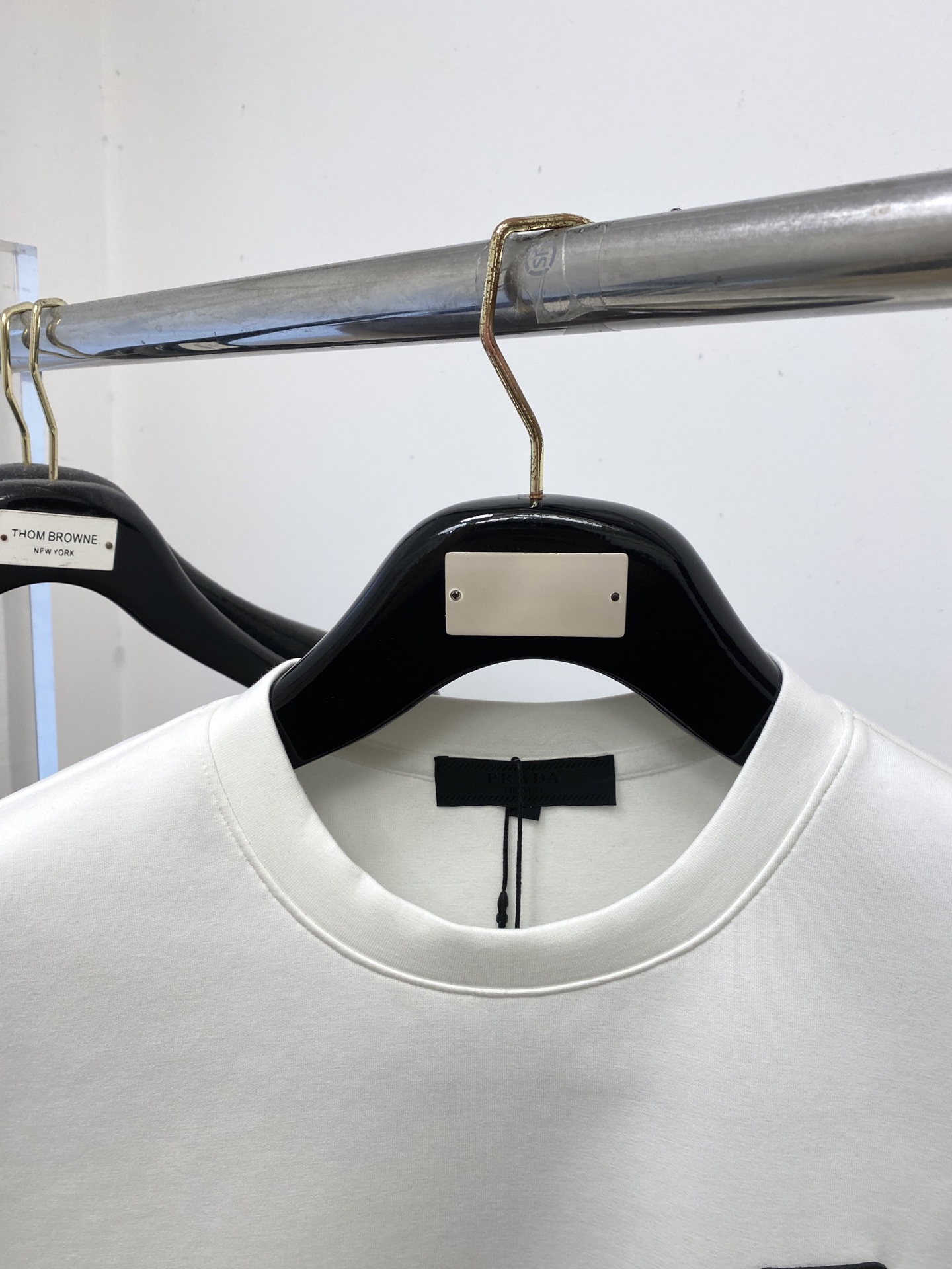 🌾退换！ 普拉达、2025新品长袖卫衣，帅气时尚，胸前五金装饰三角标logo，简约百搭款。面料棉 不仅挺