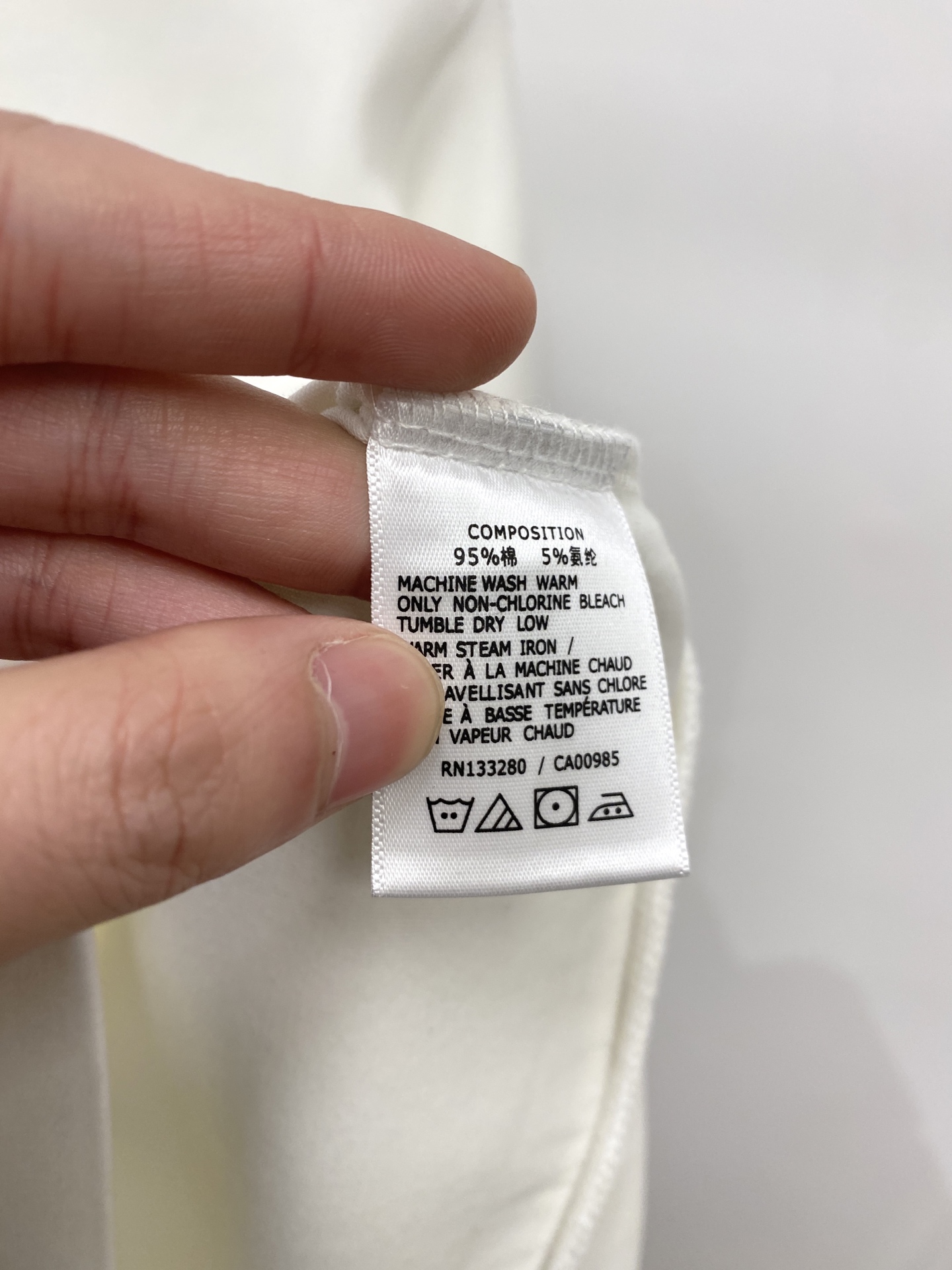 🌾退换！ 普拉达、2025新品长袖卫衣，帅气时尚，胸前五金装饰三角标logo，简约百搭款。面料棉 不仅挺