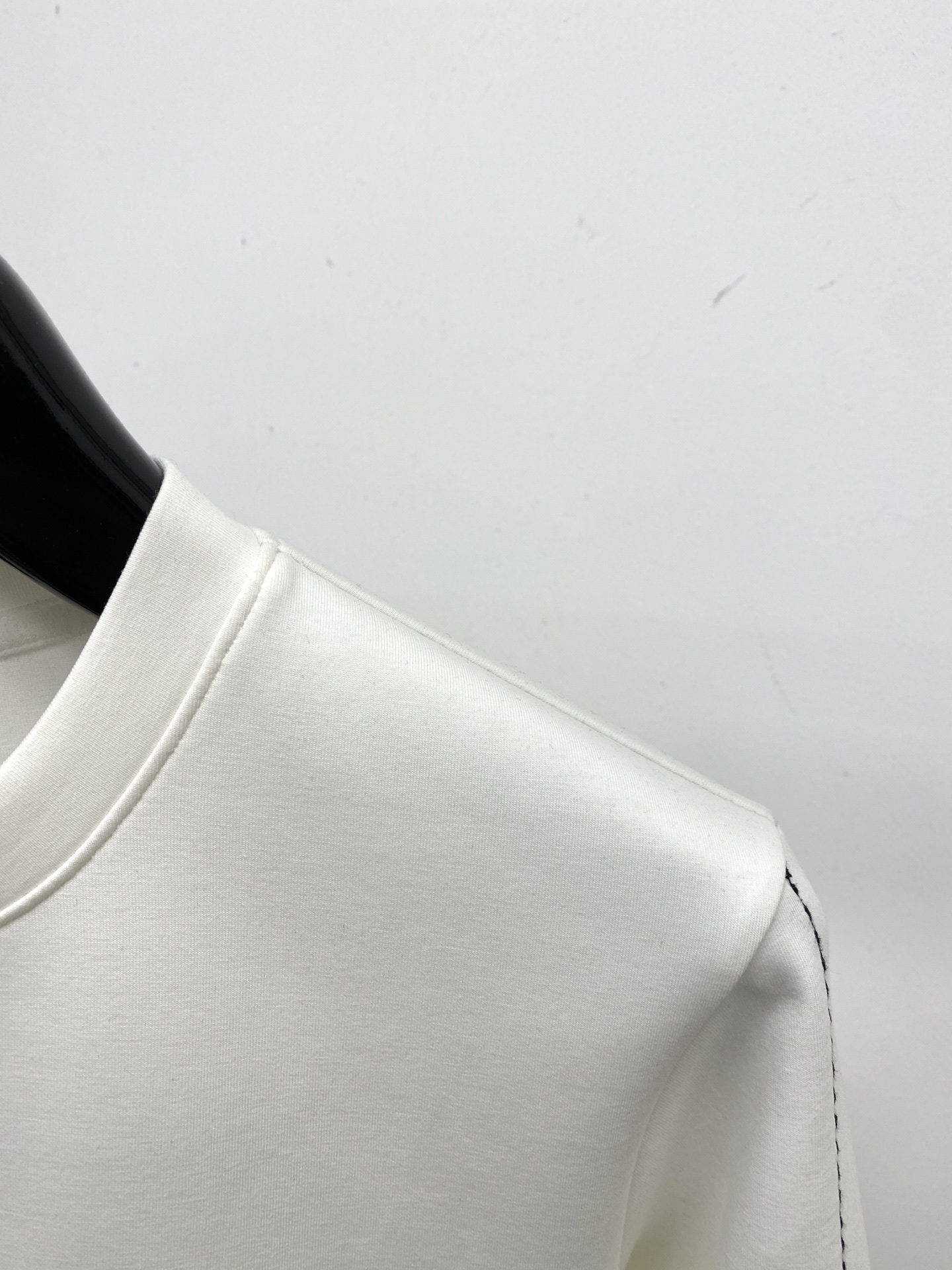 🌾退换！ 普拉达、2025新品长袖卫衣，帅气时尚，胸前五金装饰三角标logo，简约百搭款。面料棉 不仅挺