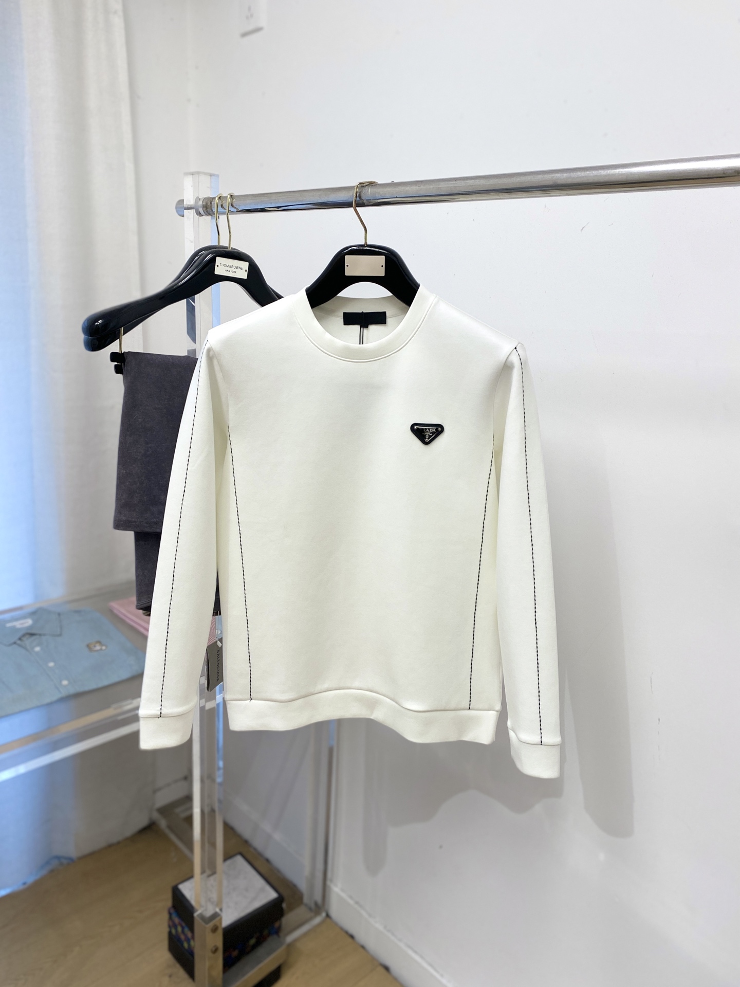 🌾退换！ 普拉达、2025新品长袖卫衣，帅气时尚，胸前五金装饰三角标logo，简约百搭款。面料棉 不仅挺