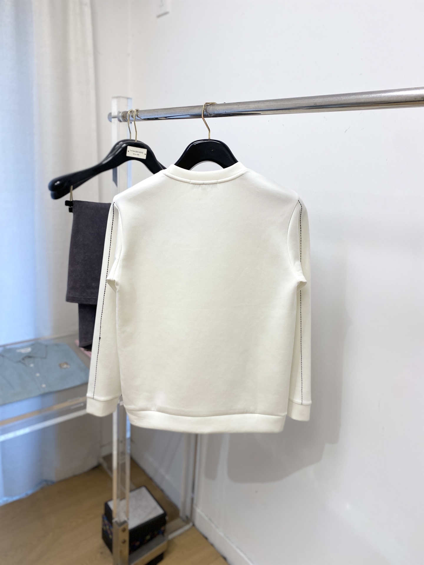 🌾退换！ 普拉达、2025新品长袖卫衣，帅气时尚，胸前五金装饰三角标logo，简约百搭款。面料棉 不仅挺