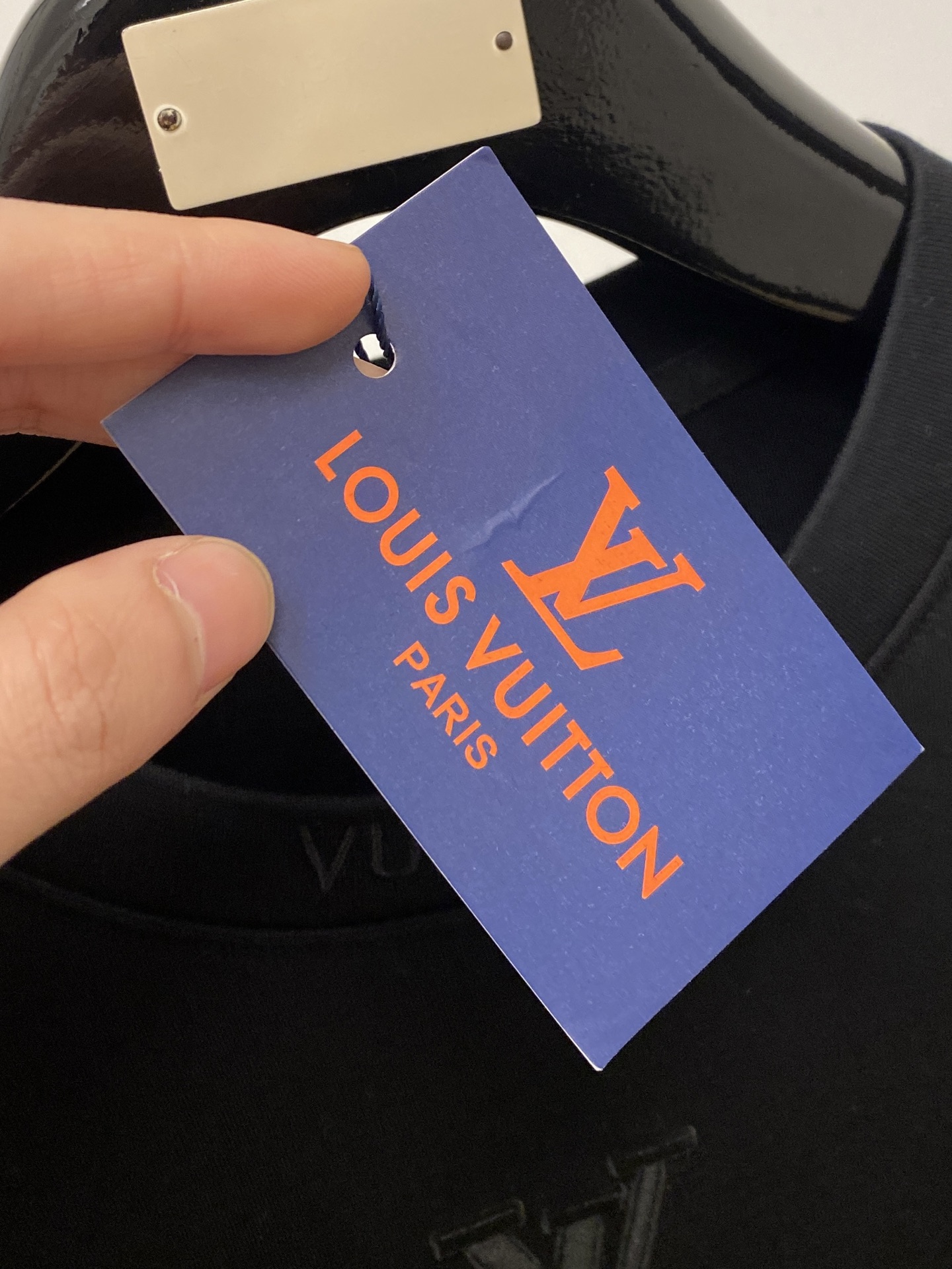 🌾退换！ 路易威登、2025新品长袖卫衣，帅气时尚，胸口精致刺绣字母logo，简约百搭款。面料棉 不仅挺