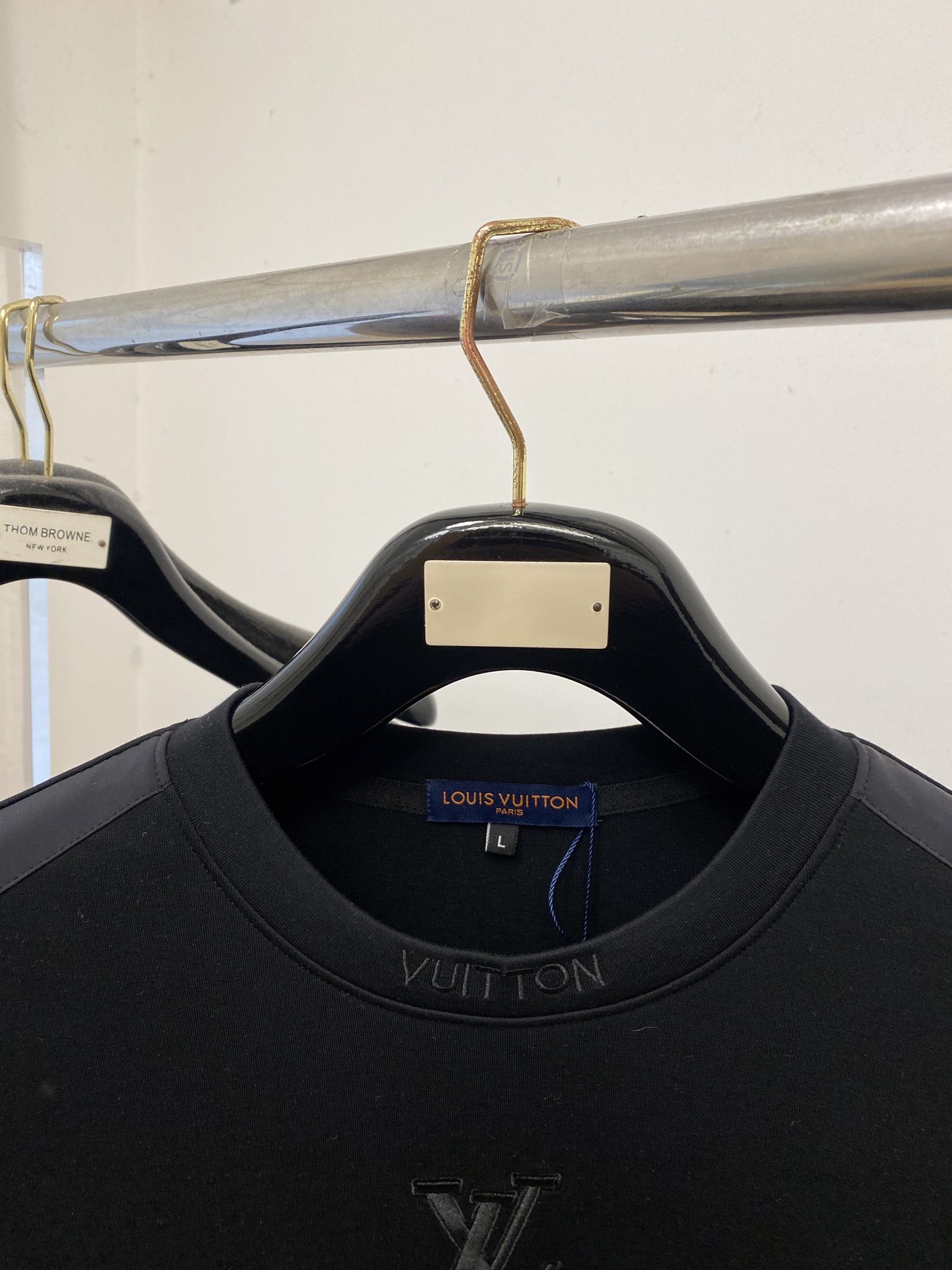 🌾退换！ 路易威登、2025新品长袖卫衣，帅气时尚，胸口精致刺绣字母logo，简约百搭款。面料棉 不仅挺