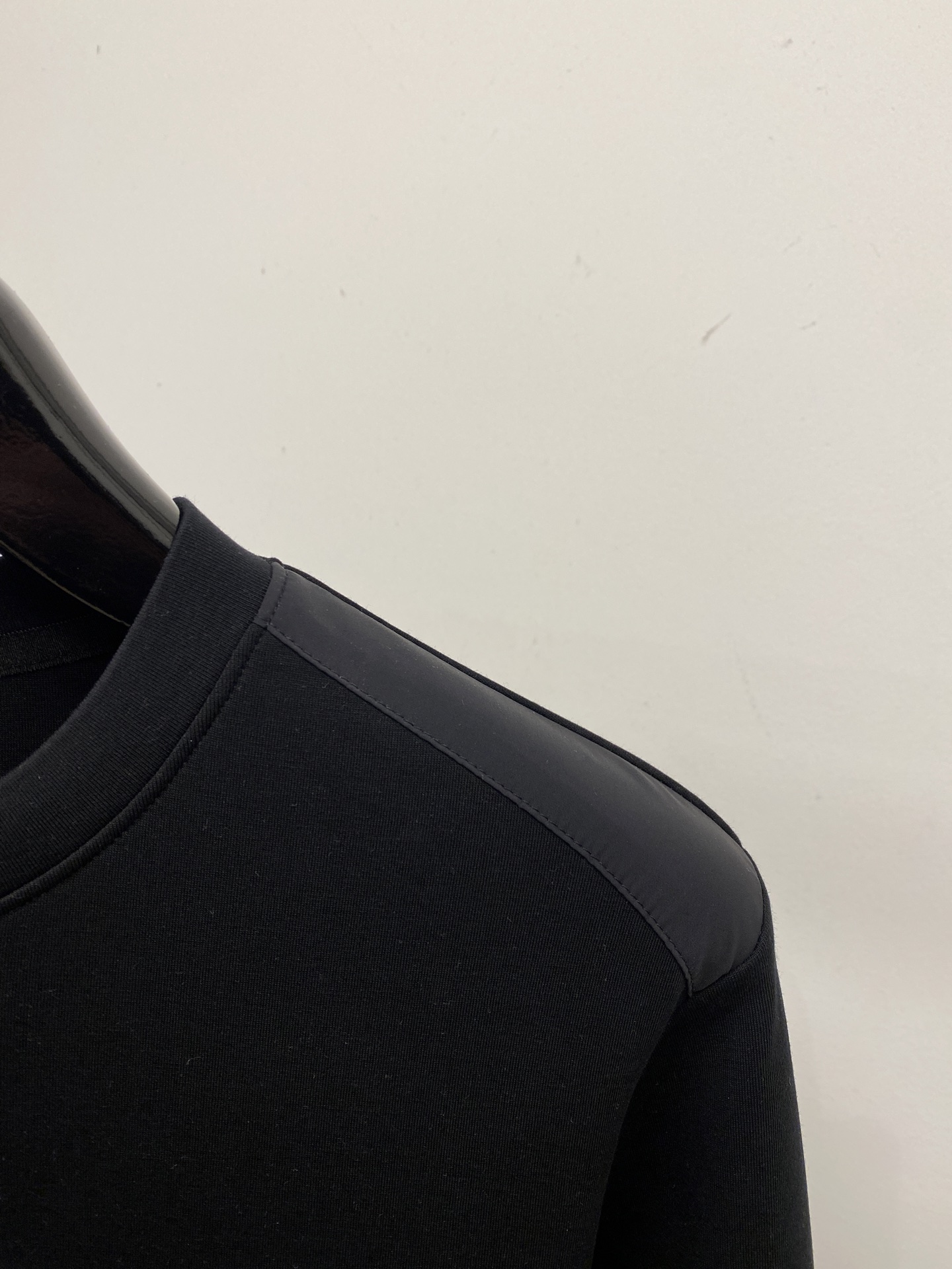 🌾退换！ 路易威登、2025新品长袖卫衣，帅气时尚，胸口精致刺绣字母logo，简约百搭款。面料棉 不仅挺