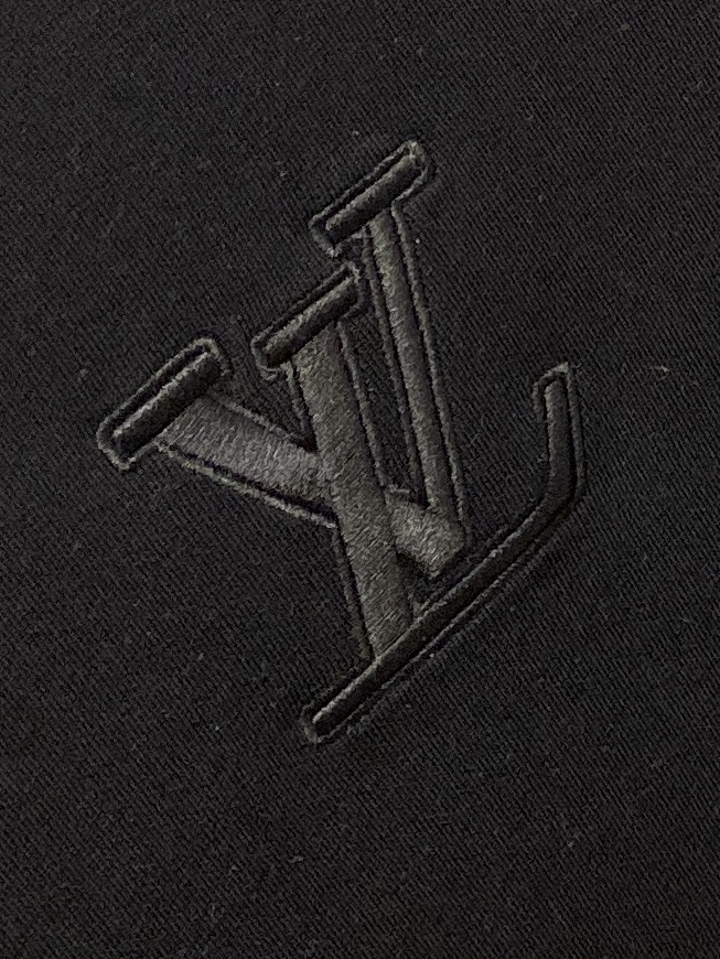 🌾退换！ 路易威登、2025新品长袖卫衣，帅气时尚，胸口精致刺绣字母logo，简约百搭款。面料棉 不仅挺