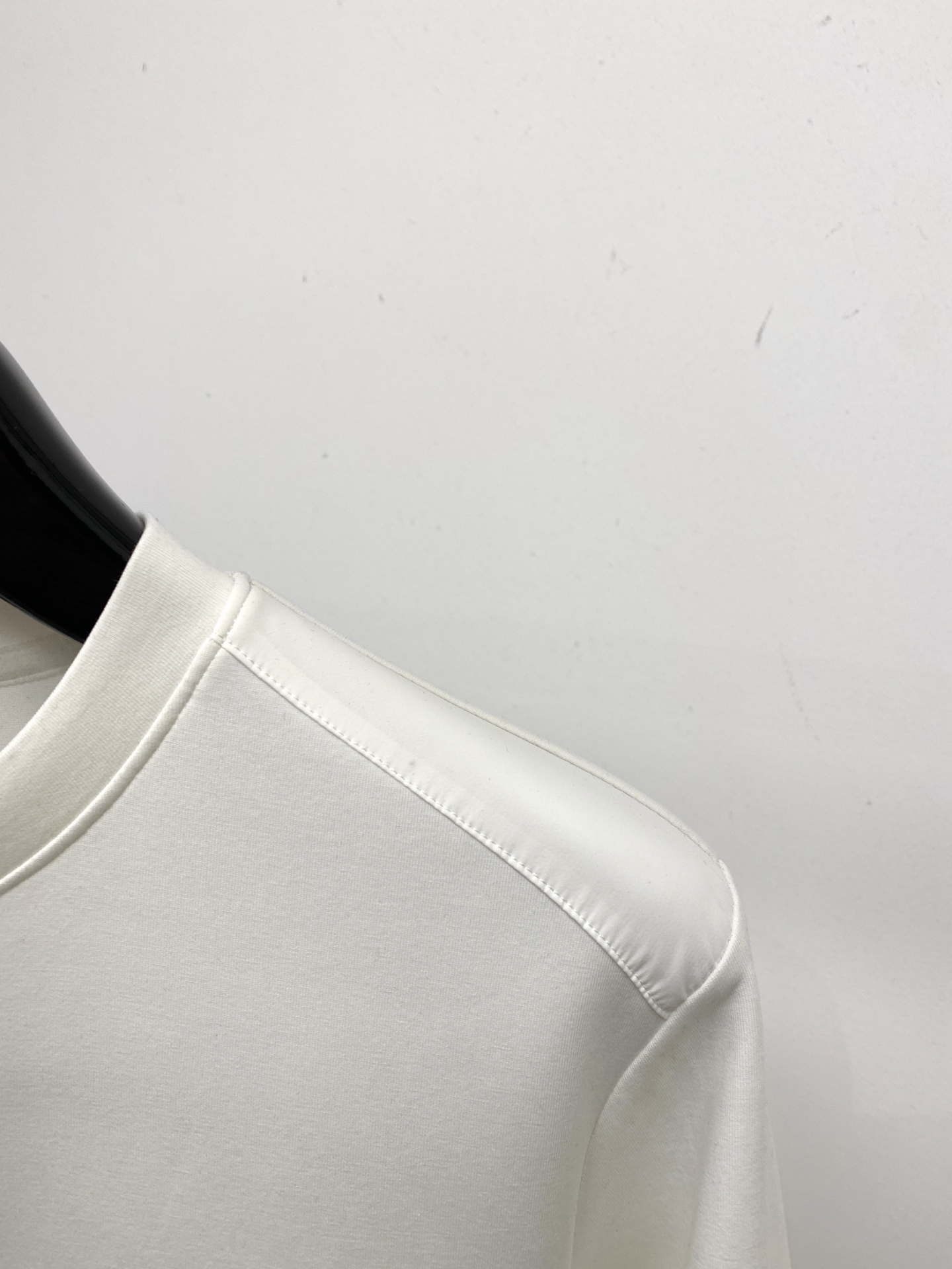 🌾退换！ 路易威登、2025新品长袖卫衣，帅气时尚，胸口精致刺绣字母logo，简约百搭款。面料棉 不仅挺