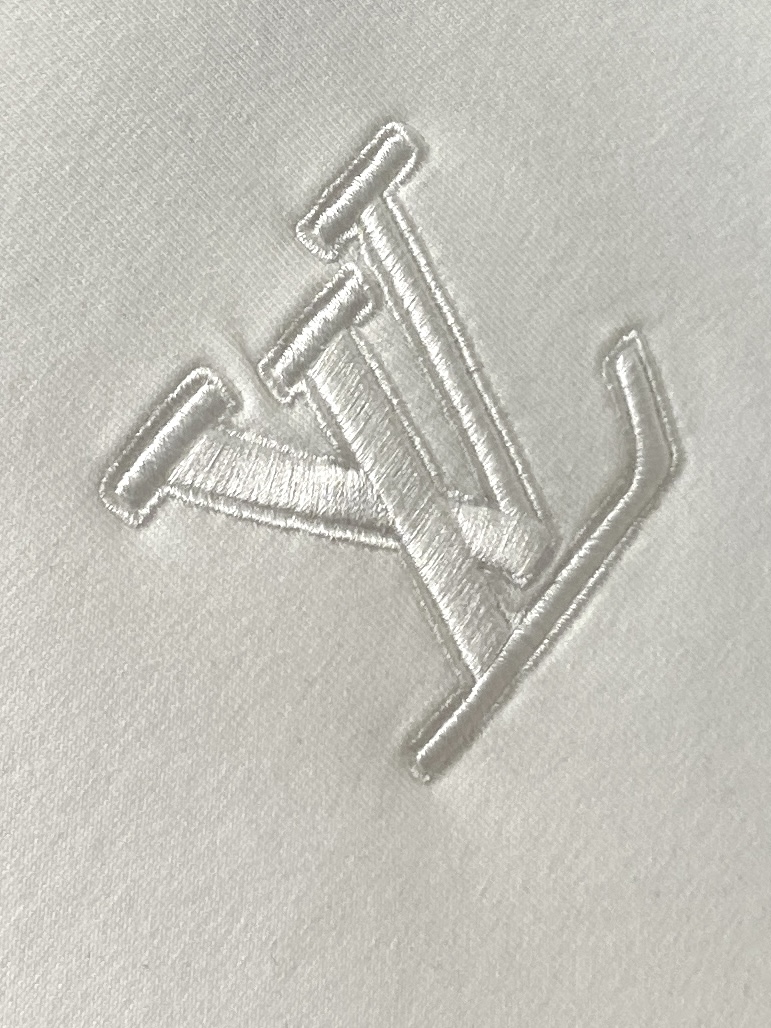 🌾退换！ 路易威登、2025新品长袖卫衣，帅气时尚，胸口精致刺绣字母logo，简约百搭款。面料棉 不仅挺
