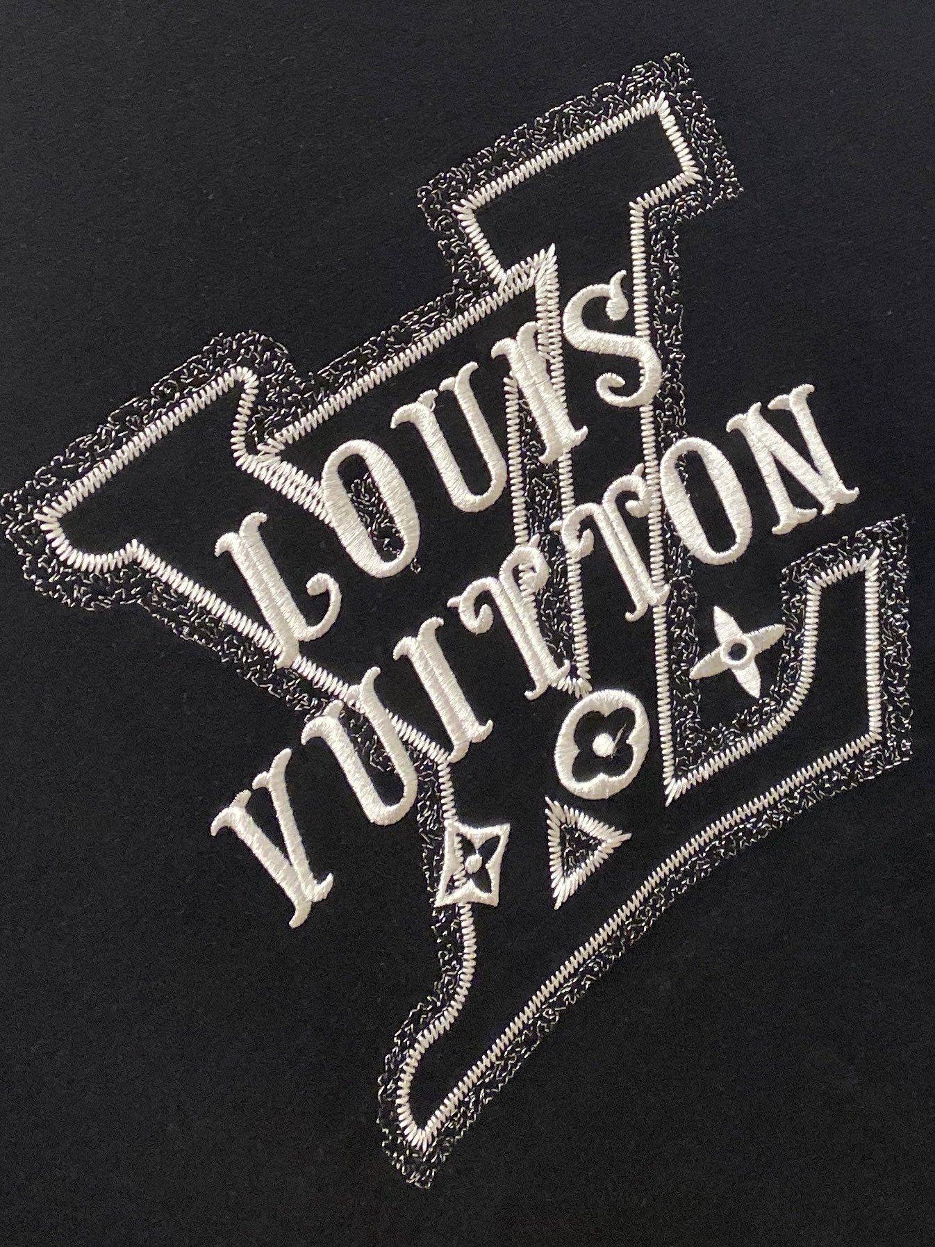 🌾退换！ 路易威登、2025新品长袖卫衣，帅气时尚，胸前精致刺绣字母logo，简约百搭款。面料棉 不仅挺