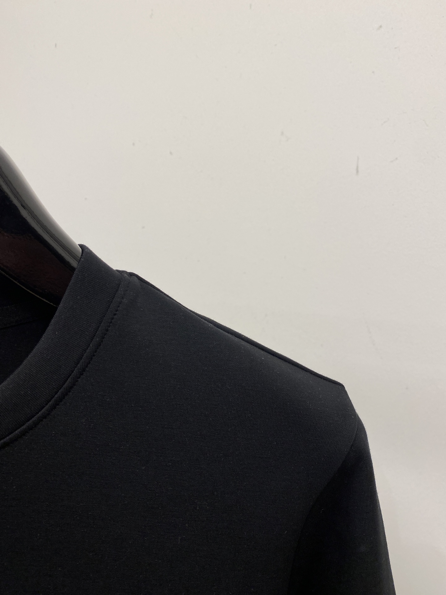 🌾退换！ 路易威登、2025新品长袖卫衣，帅气时尚，胸前精致刺绣字母logo，简约百搭款。面料棉 不仅挺