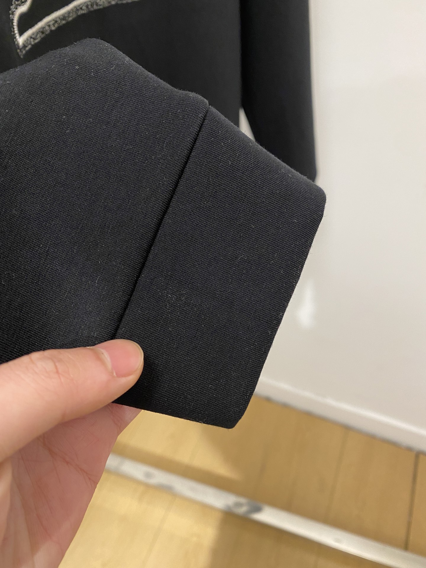 🌾退换！ 路易威登、2025新品长袖卫衣，帅气时尚，胸前精致刺绣字母logo，简约百搭款。面料棉 不仅挺