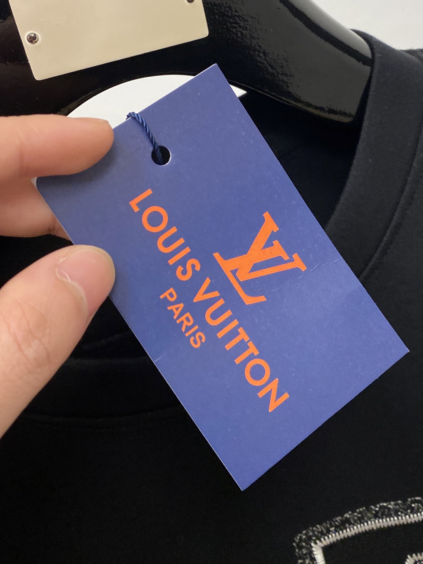 🌾退换！ 路易威登、2025新品长袖卫衣，帅气时尚，胸前精致刺绣字母logo，简约百搭款。面料棉 不仅挺