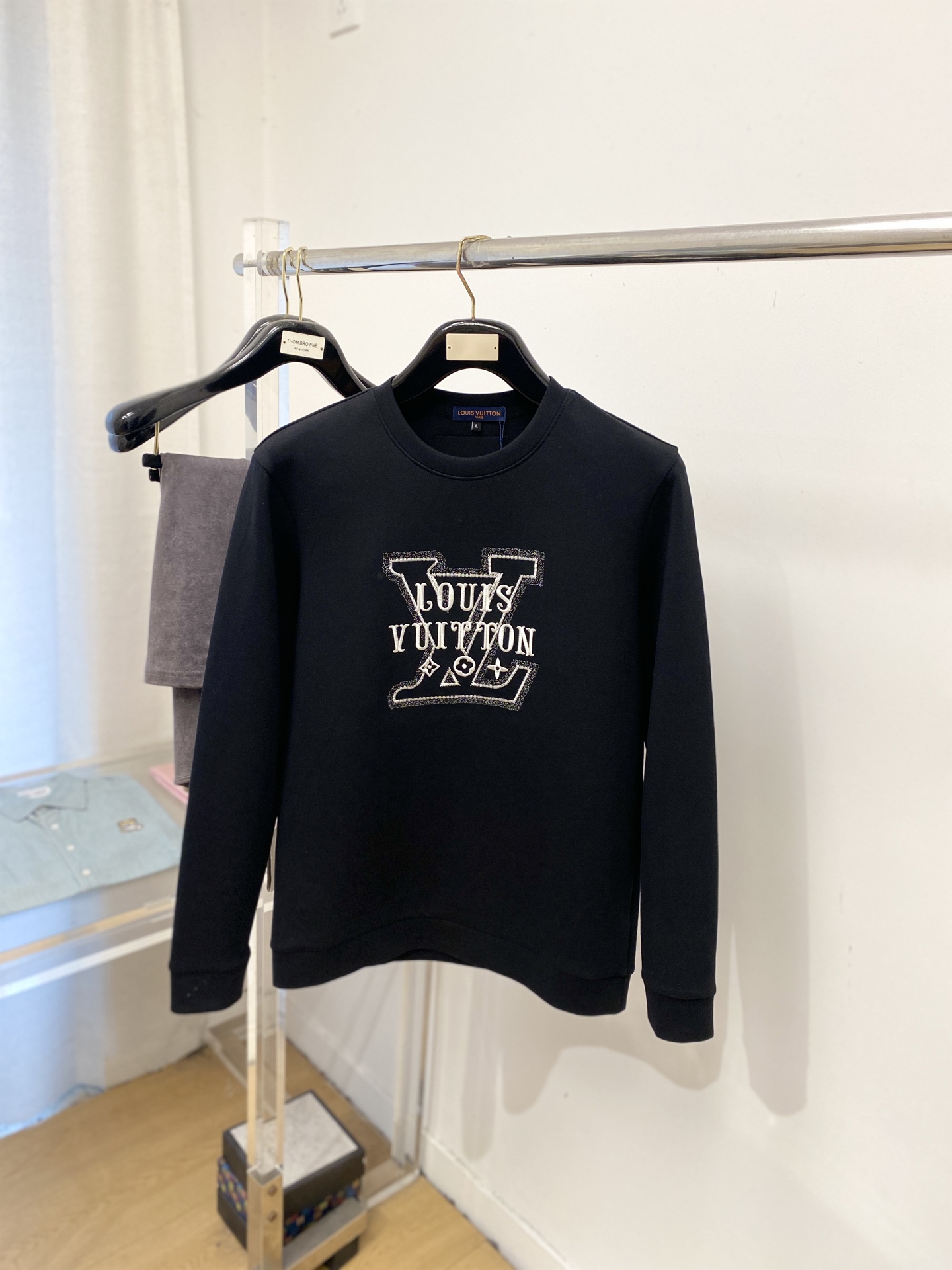 🌾退换！ 路易威登、2025新品长袖卫衣，帅气时尚，胸前精致刺绣字母logo，简约百搭款。面料棉 不仅挺