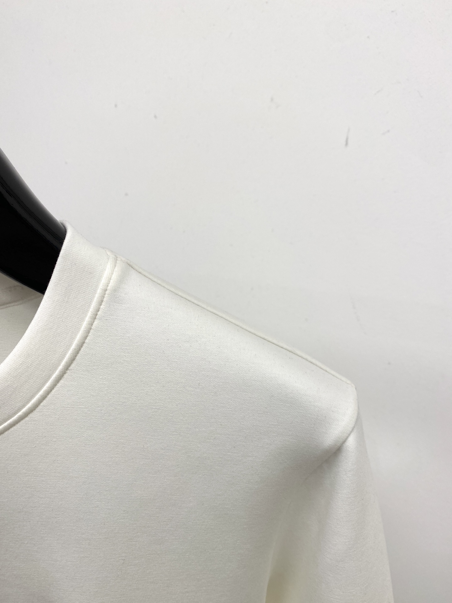 🌾退换！ 路易威登、2025新品长袖卫衣，帅气时尚，胸前精致刺绣字母logo，简约百搭款。面料棉 不仅挺