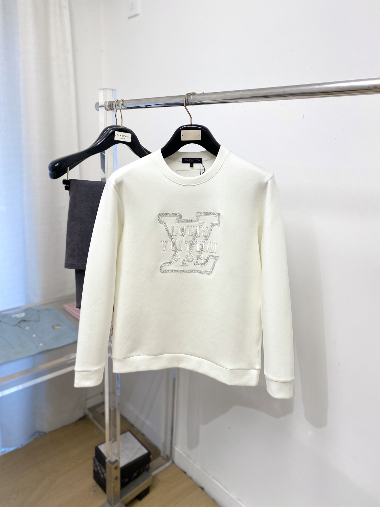 🌾退换！ 路易威登、2025新品长袖卫衣，帅气时尚，胸前精致刺绣字母logo，简约百搭款。面料棉 不仅挺