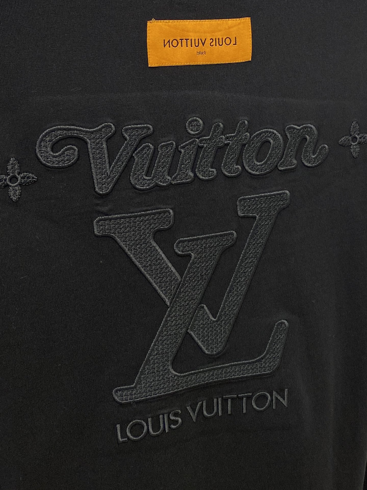 🌾退换！ 路易威登、2025新品短袖T恤，帅气时尚，胸前精致刺绣字母logo，简约百搭款。面料棉 不仅挺