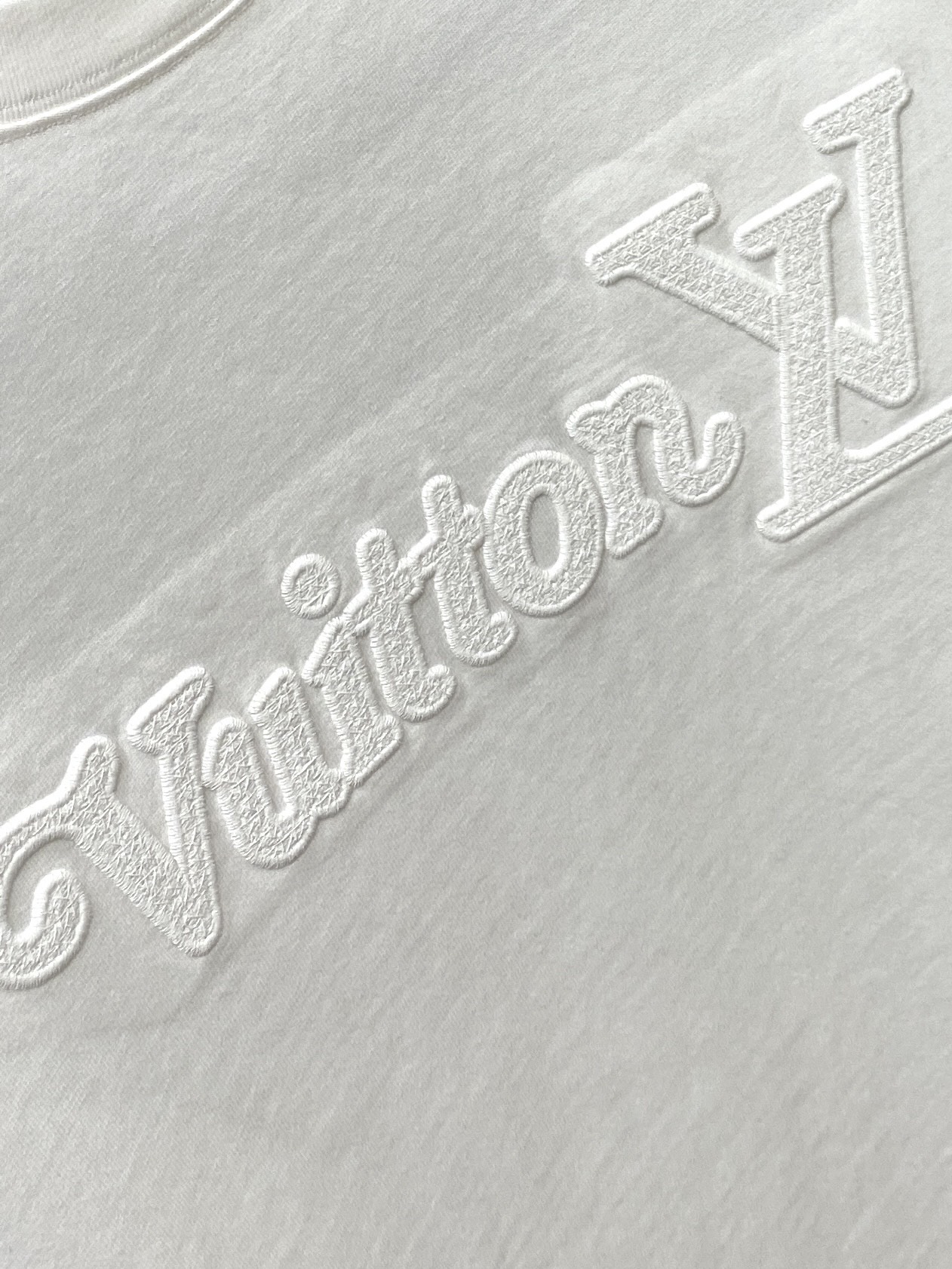 🌾退换！ 路易威登、2025新品短袖T恤，帅气时尚，胸前精致刺绣字母logo，简约百搭款。面料棉 不仅挺