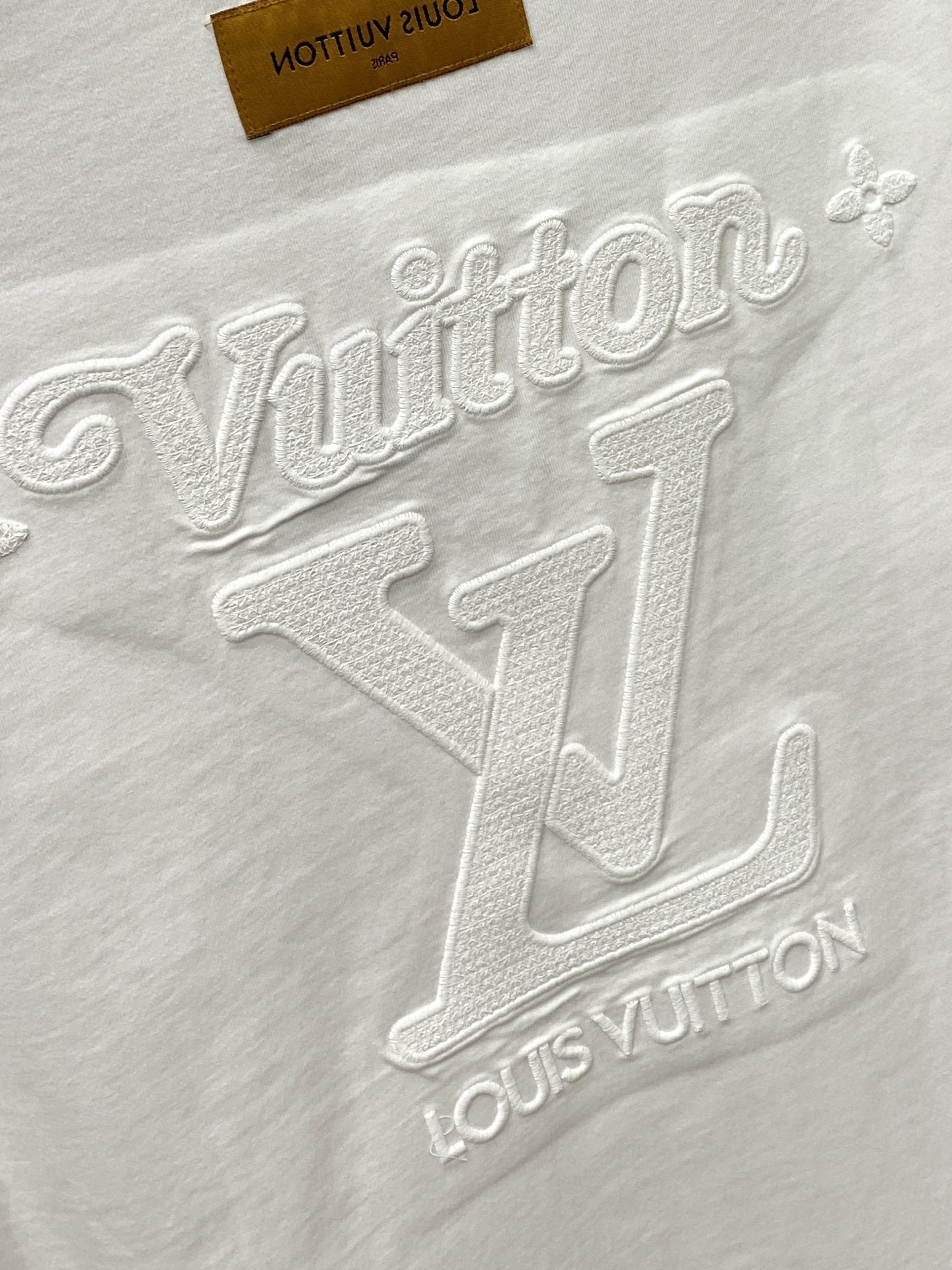 🌾退换！ 路易威登、2025新品短袖T恤，帅气时尚，胸前精致刺绣字母logo，简约百搭款。面料棉 不仅挺