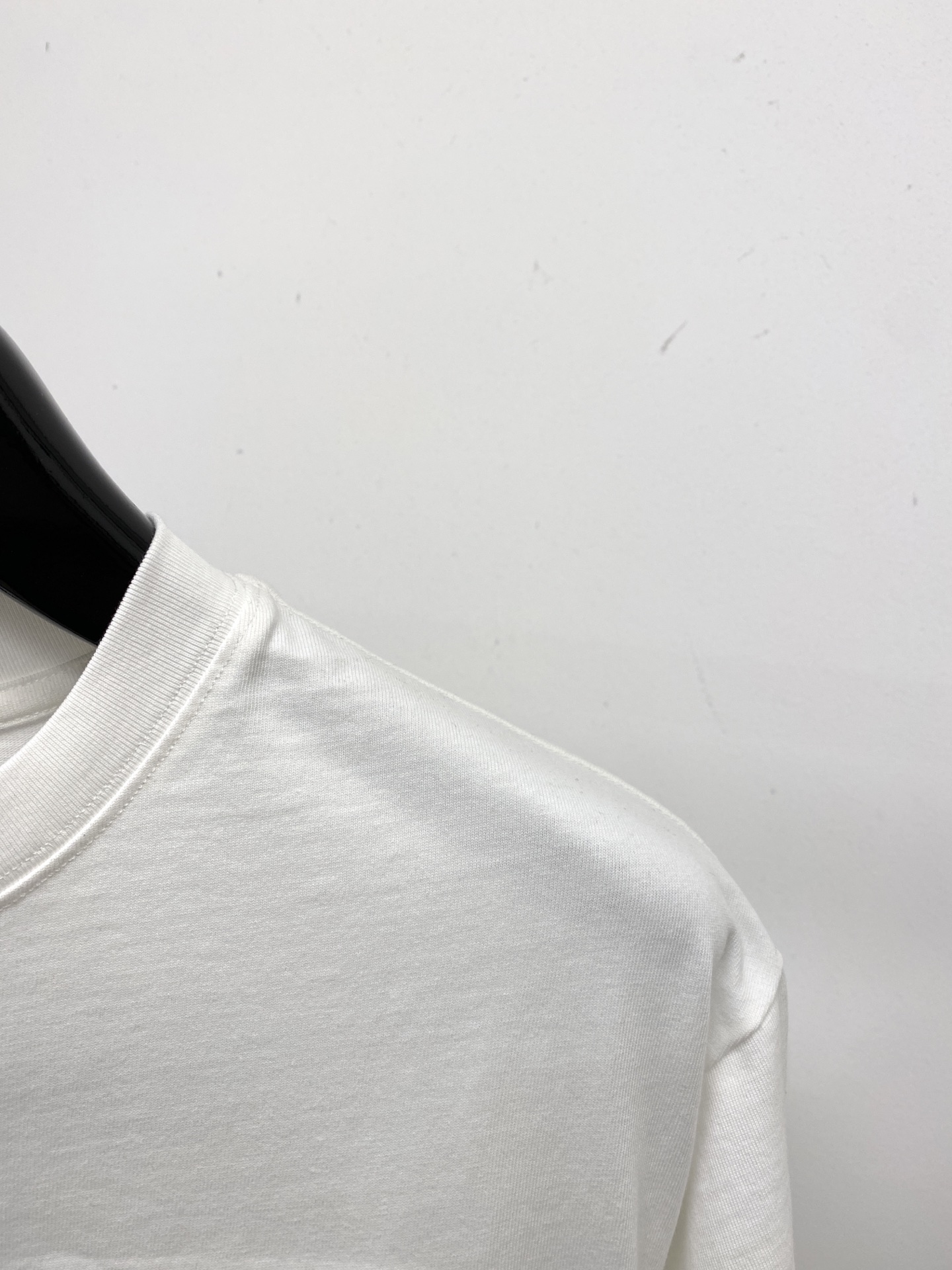 🌾退换！ 路易威登、2025新品短袖T恤，帅气时尚，胸前精致刺绣字母logo，简约百搭款。面料棉 不仅挺