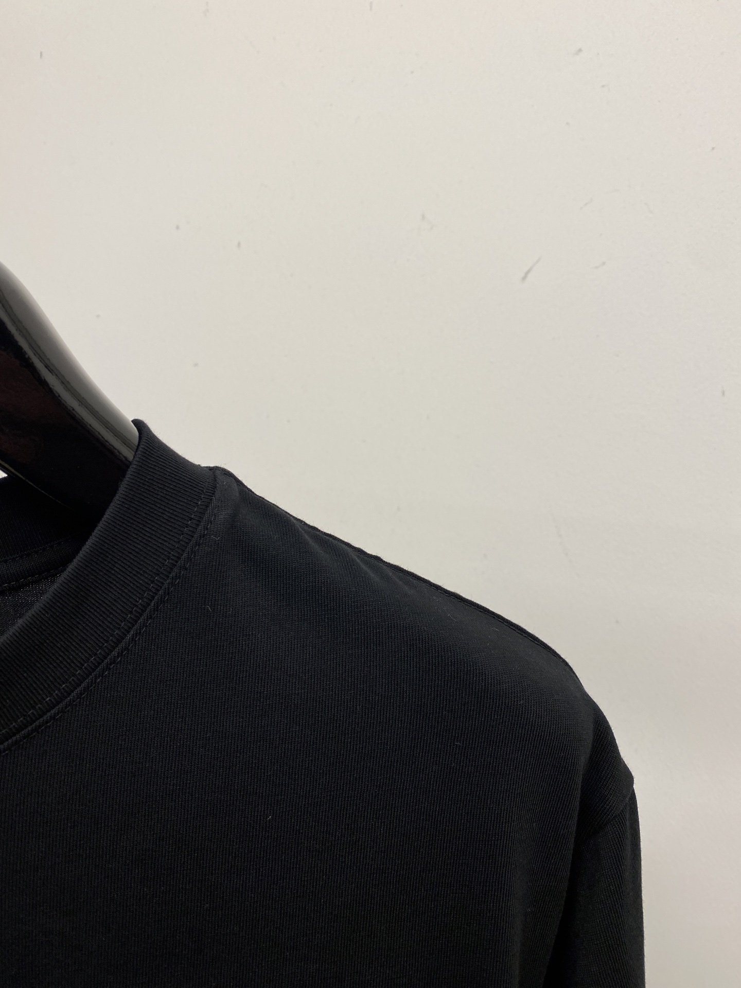 🌾退换！ 罗意威、2025新品短袖T恤，帅气时尚，胸前精致刺绣图案字母logo，简约百搭款。面料棉 不仅