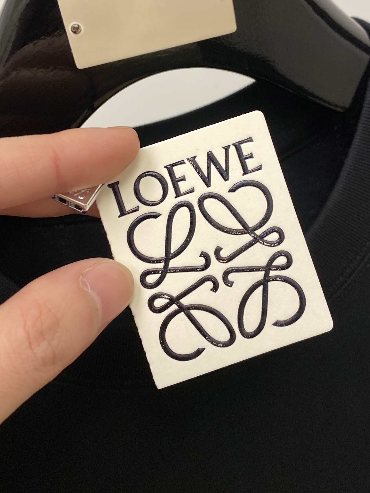 ￼ 🌾退换！ 罗意威、2025新品短袖T恤，帅气时尚，胸前精致刺绣图案logo，简约百搭款。面料棉 不仅