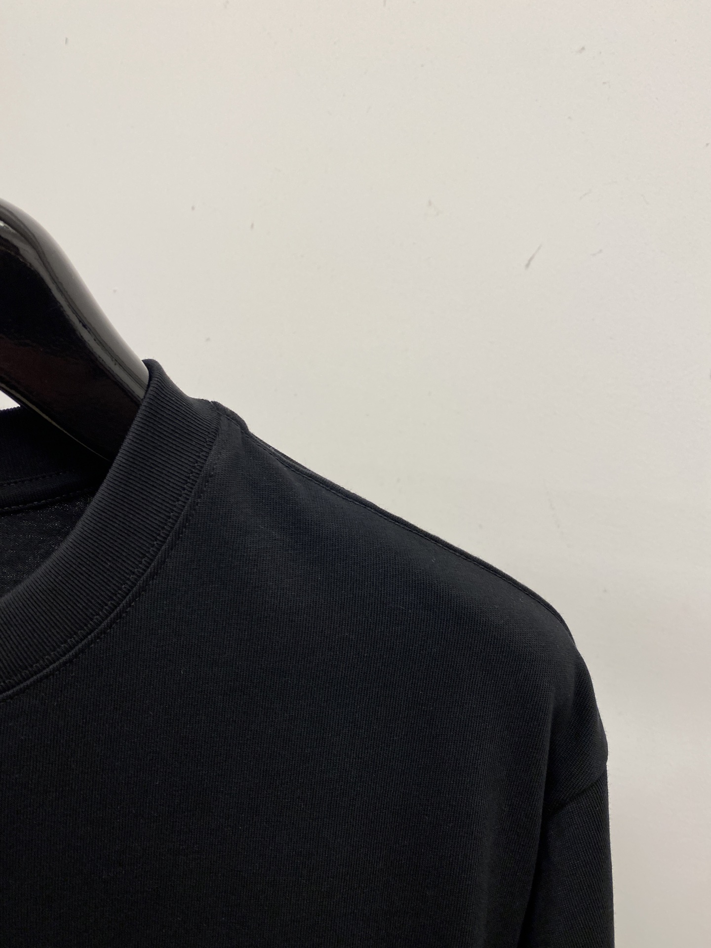 ￼ 🌾退换！ 罗意威、2025新品短袖T恤，帅气时尚，胸前精致刺绣图案logo，简约百搭款。面料棉 不仅