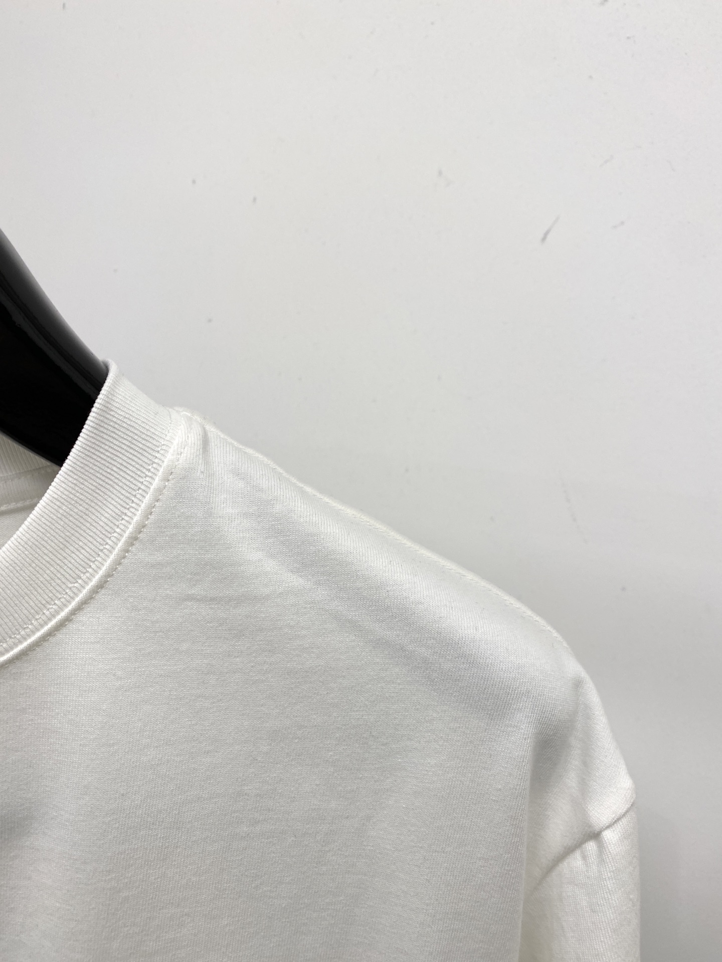 🌾退换！ 罗意威、2025新品短袖T恤，帅气时尚，胸前精致刺绣图案logo，简约百搭款。面料棉 不仅挺括