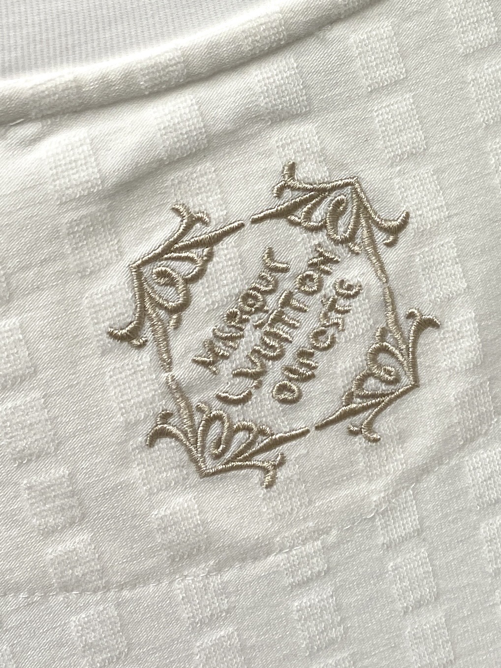 🌾退换！ 路易威登、2025新品短袖T恤，帅气时尚，胸前精致刺绣图案字母logo，简约百搭款。面料棉 不