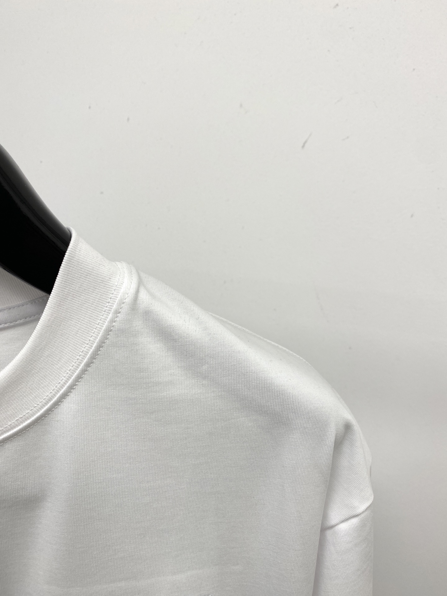 🌾退换！ 路易威登、2025新品短袖T恤，帅气时尚，胸前精致刺绣字母logo，简约百搭款。面料棉 不仅挺