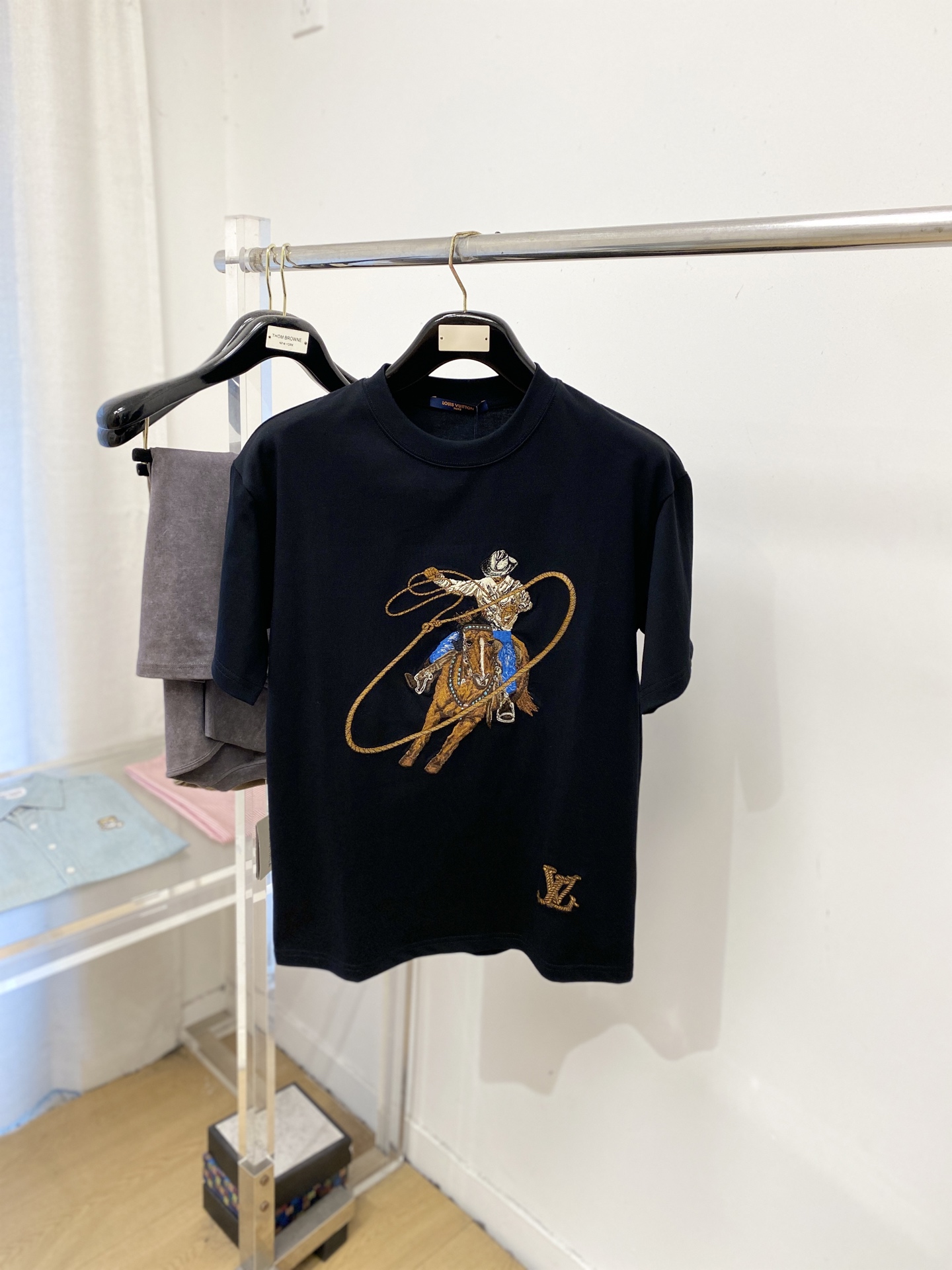 🌾退换！ 路易威登、2025新品短袖T恤，帅气时尚，胸前精致刺绣图案logo，简约百搭款。面料棉 不仅挺