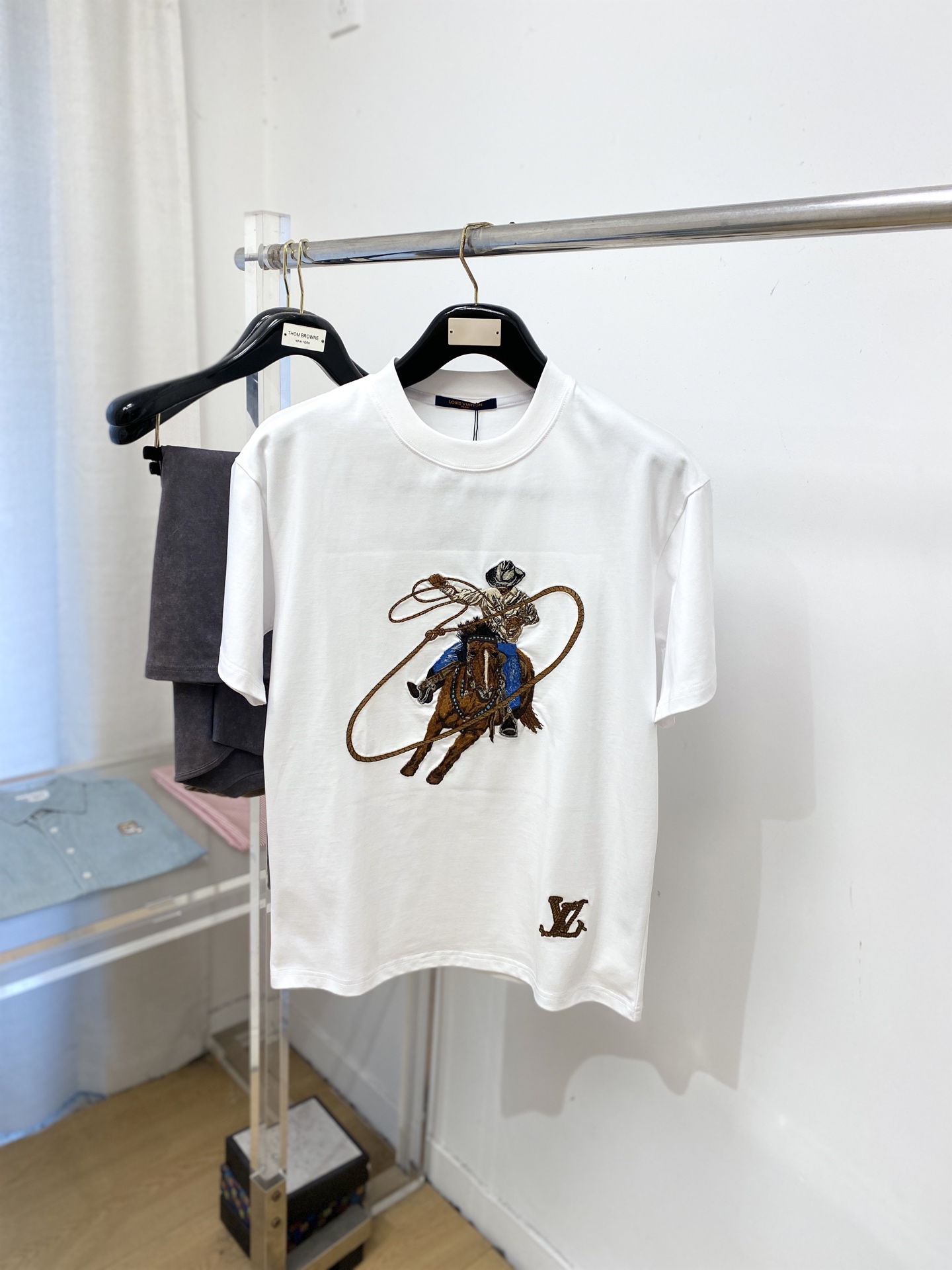 🌾退换！ 路易威登、2025新品短袖T恤，帅气时尚，胸前精致刺绣图案logo，简约百搭款。面料棉 不仅挺