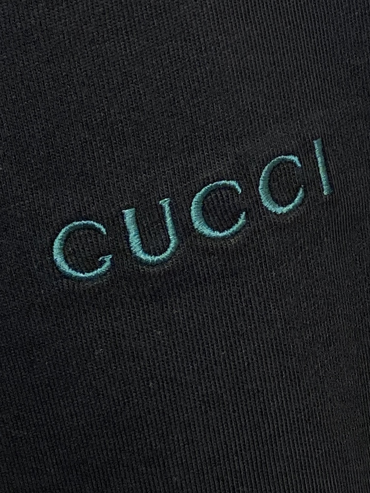 🌾退换！ 古奇、2025新品短袖T恤，帅气时尚，胸前精致刺绣字母logo，简约百搭款。面料棉 不仅挺括，