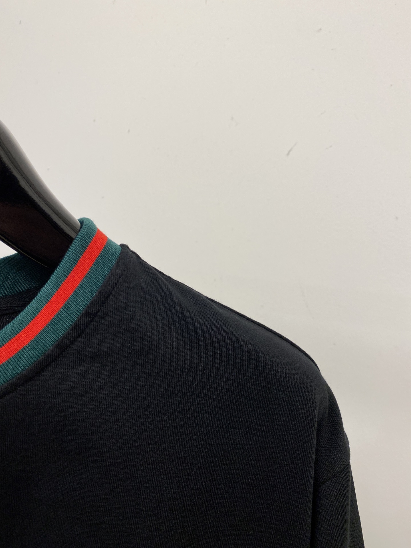 🌾退换！ 古奇、2025新品短袖T恤，帅气时尚，胸前精致刺绣字母logo，简约百搭款。面料棉 不仅挺括，