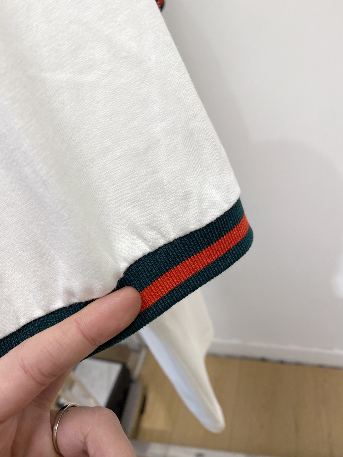 🌾退换！ 古奇、2025新品短袖T恤，帅气时尚，胸前精致刺绣字母logo，简约百搭款。面料棉 不仅挺括，