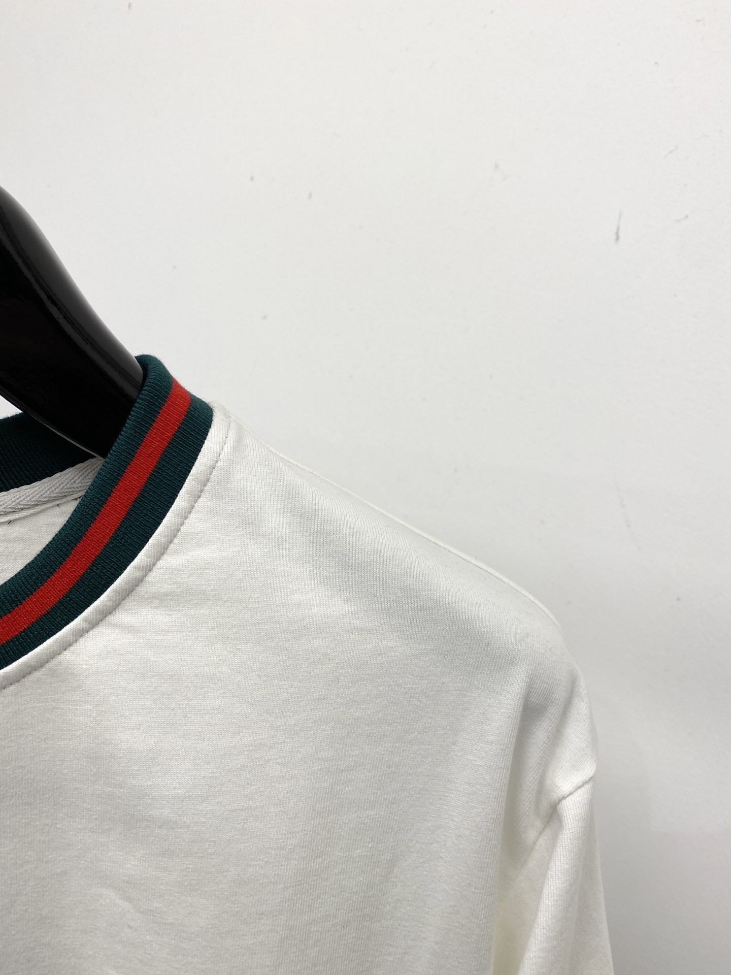 🌾退换！ 古奇、2025新品短袖T恤，帅气时尚，胸前精致刺绣字母logo，简约百搭款。面料棉 不仅挺括，