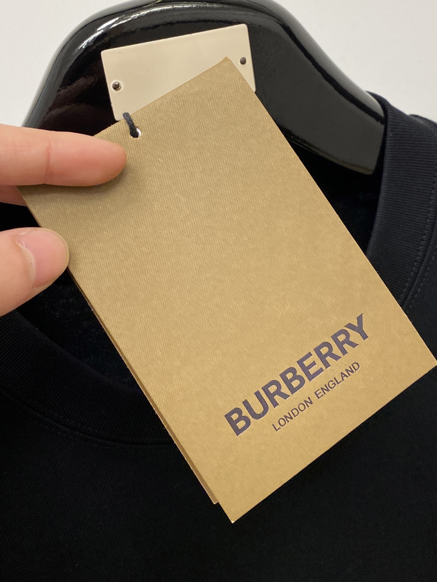 🌾退换！ 巴宝莉、2025新品短袖T恤，帅气时尚，胸前精致刺绣图案字母logo，简约百搭款。面料棉 不仅