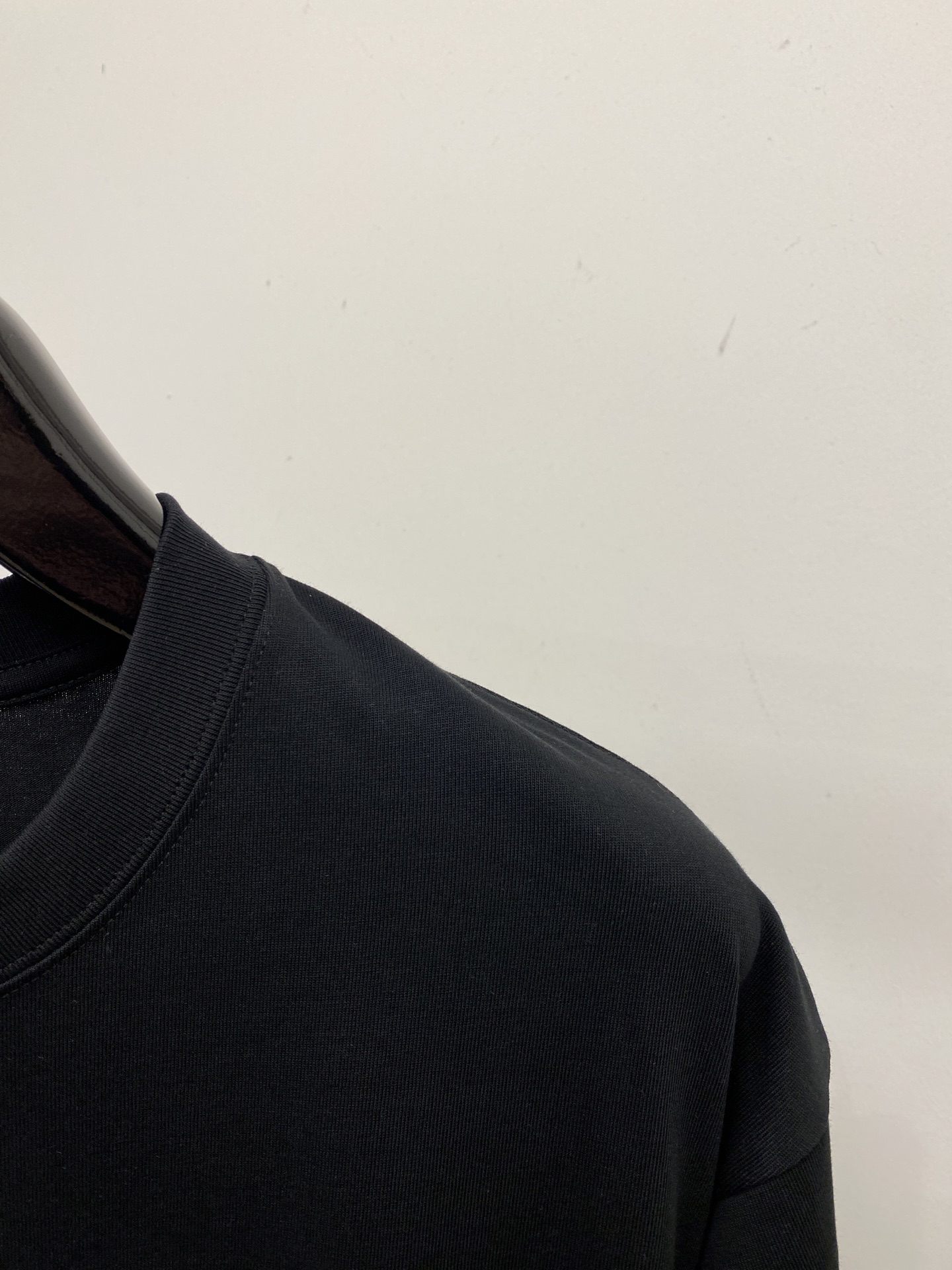 🌾退换！ 巴宝莉、2025新品短袖T恤，帅气时尚，胸前精致刺绣图案字母logo，简约百搭款。面料棉 不仅