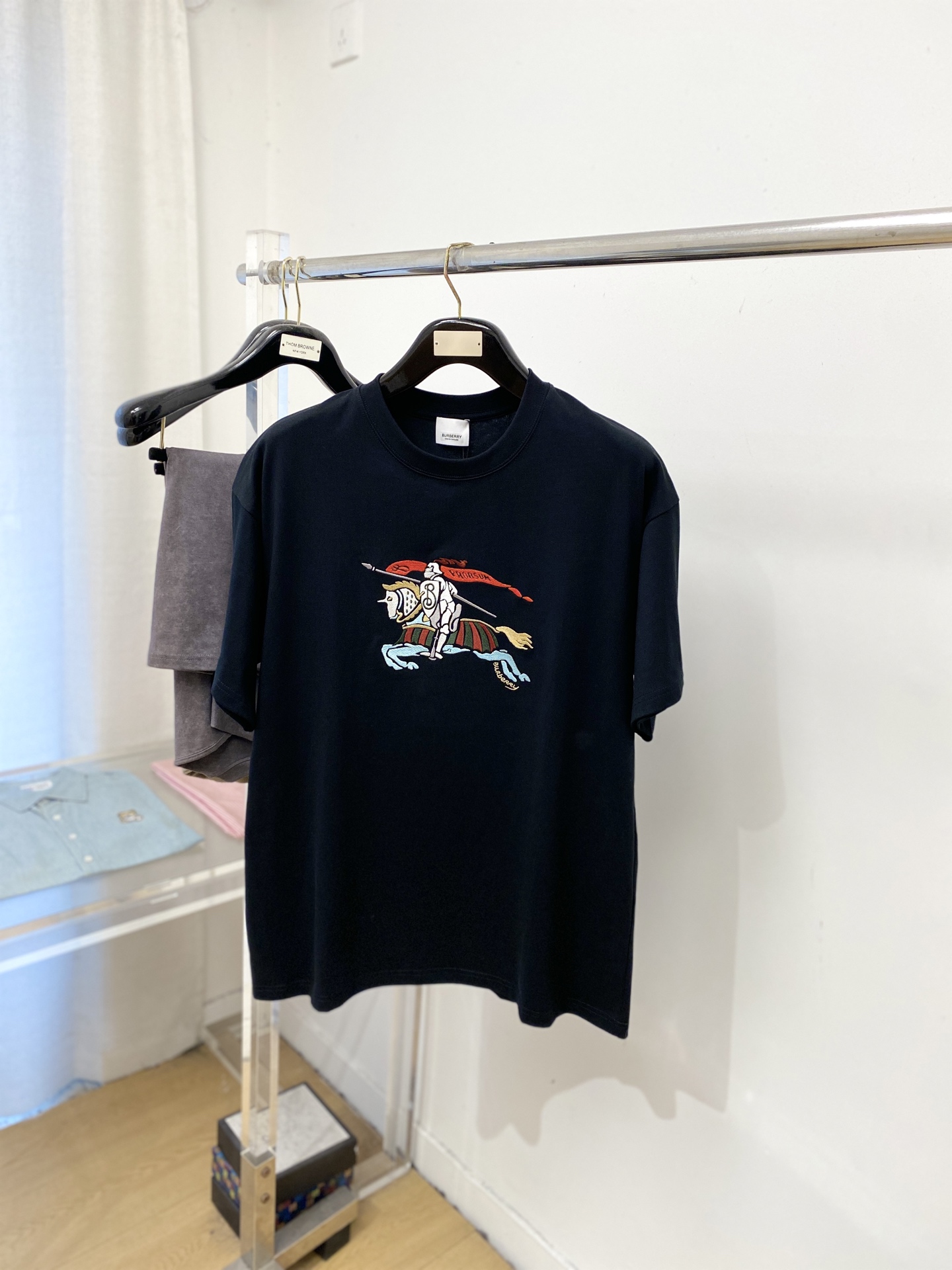 🌾退换！ 巴宝莉、2025新品短袖T恤，帅气时尚，胸前精致刺绣图案字母logo，简约百搭款。面料棉 不仅