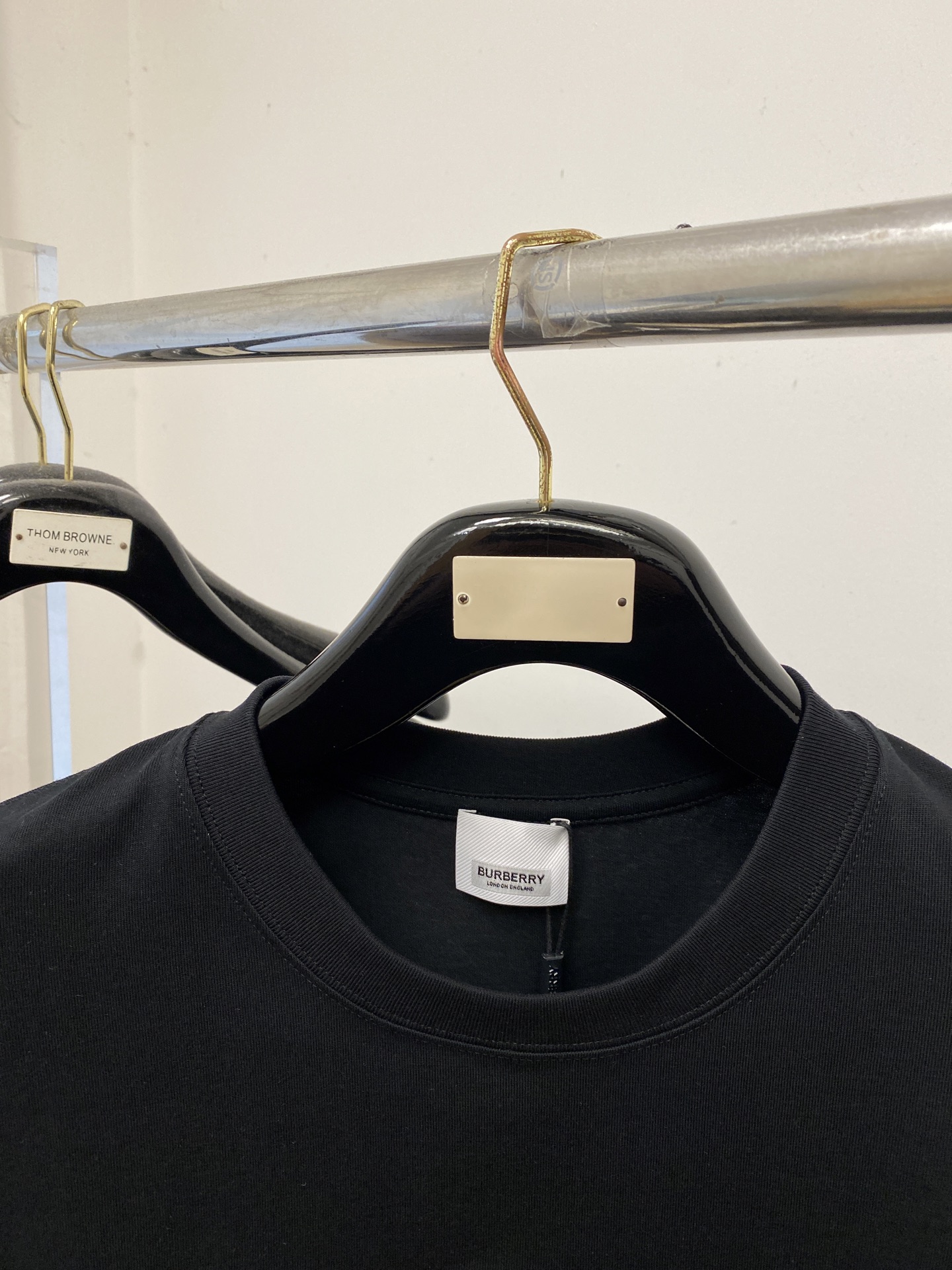 🌾退换！ 巴宝莉、2025新品短袖T恤，帅气时尚，胸前精致刺绣图案字母logo，简约百搭款。面料棉 不仅