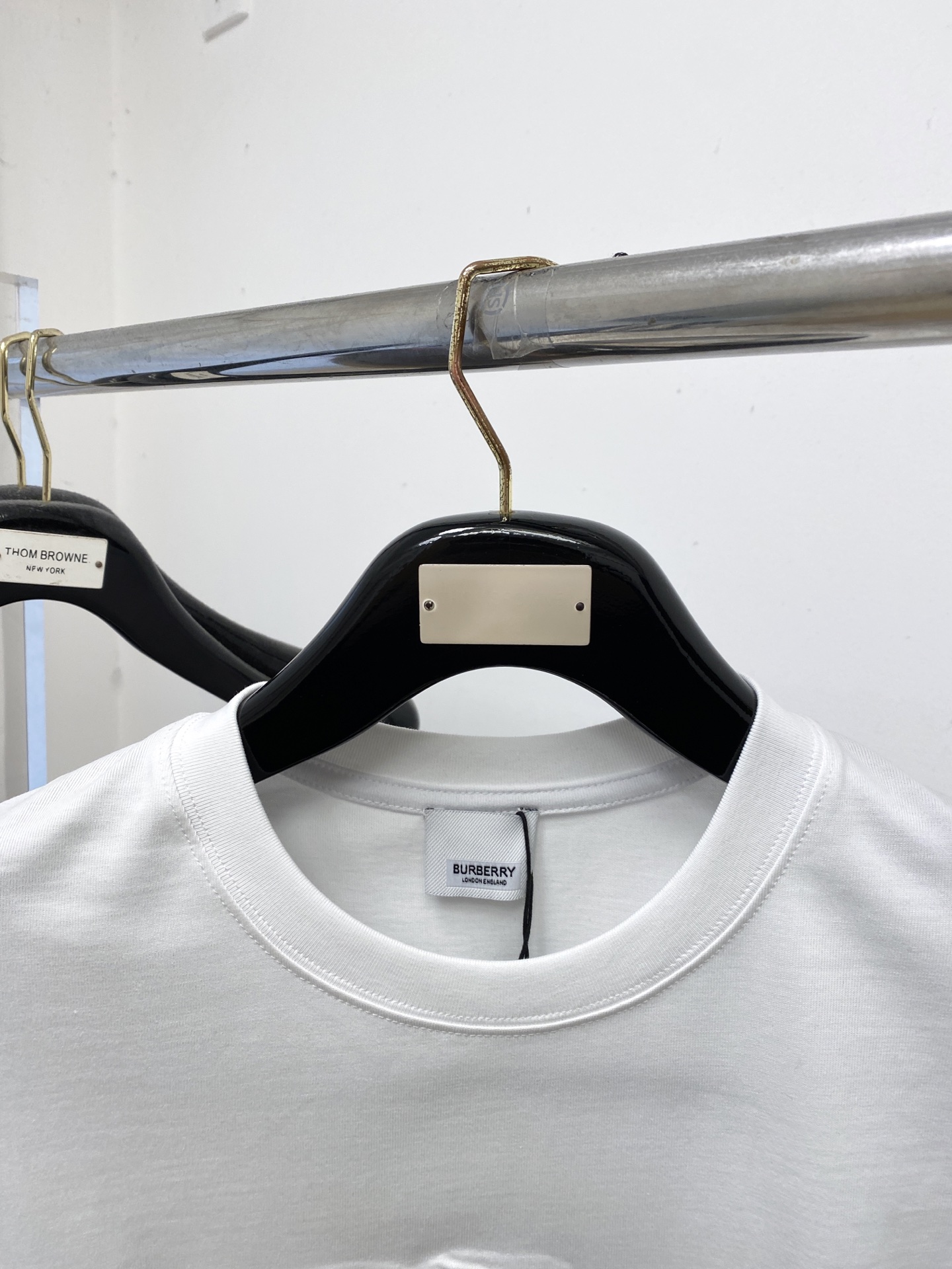 🌾退换！ 巴宝莉、2025新品短袖T恤，帅气时尚，胸前精致刺绣图案字母logo，简约百搭款。面料棉 不仅