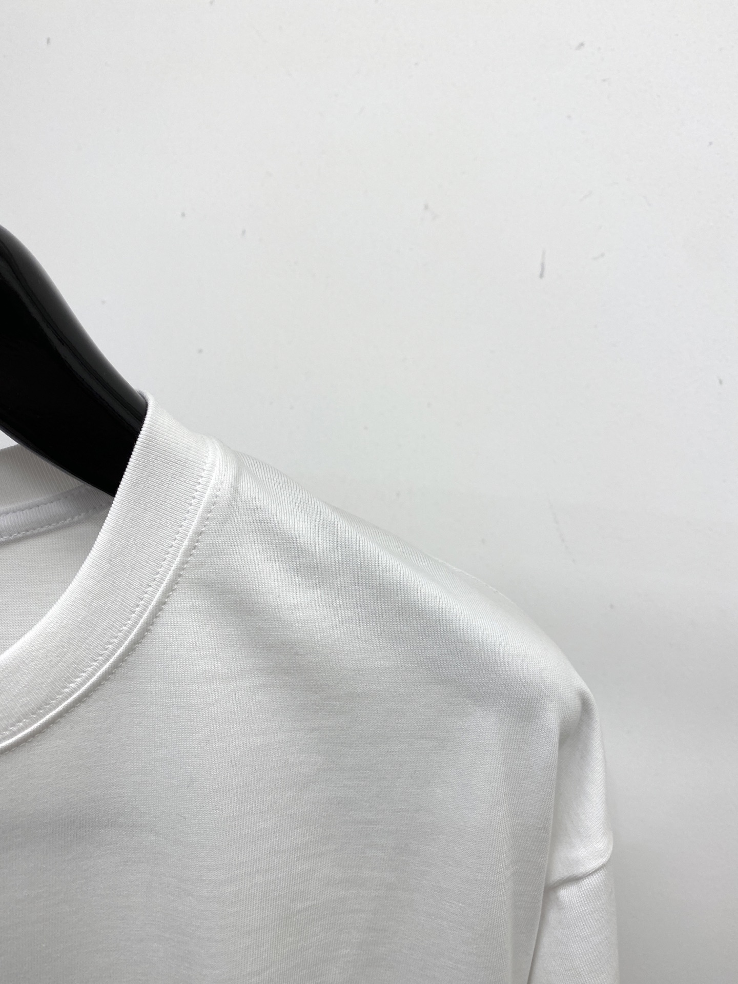 🌾退换！ 巴宝莉、2025新品短袖T恤，帅气时尚，胸前精致刺绣图案字母logo，简约百搭款。面料棉 不仅