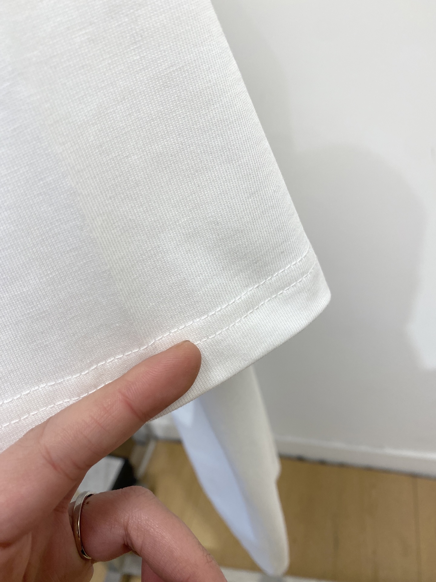 🌾退换！ 巴宝莉、2025新品短袖T恤，帅气时尚，胸前精致刺绣图案字母logo，简约百搭款。面料棉 不仅